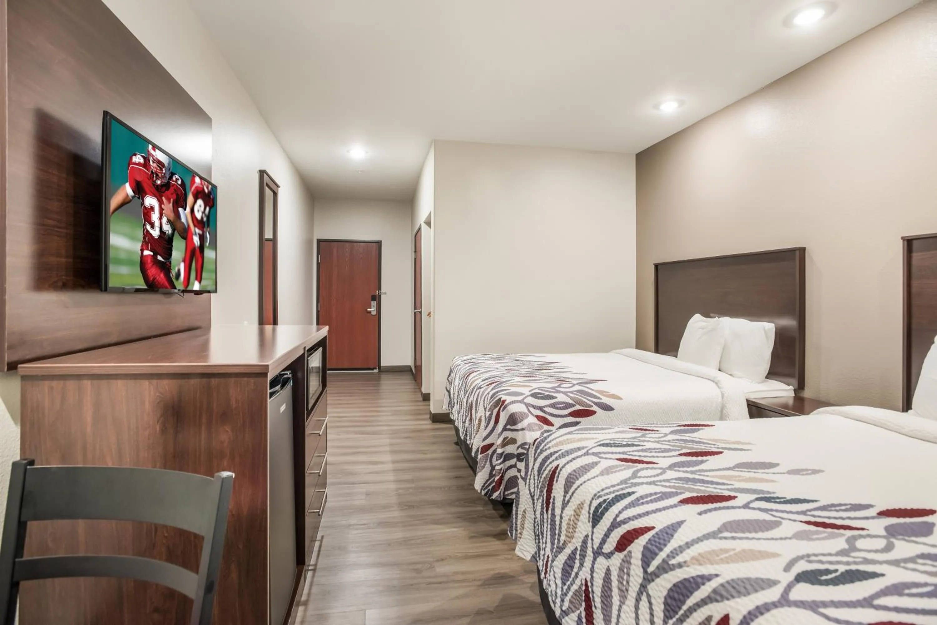 Photo of the whole room, Bed in Red Roof Inn & Suites Lake Charles