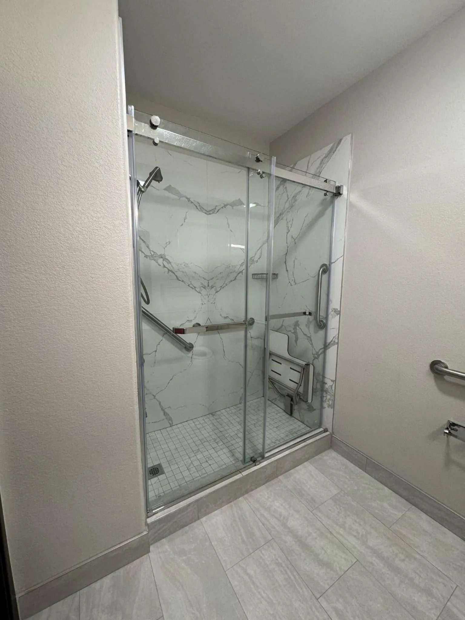 Bathroom in Red Roof Inn & Suites Lake Charles