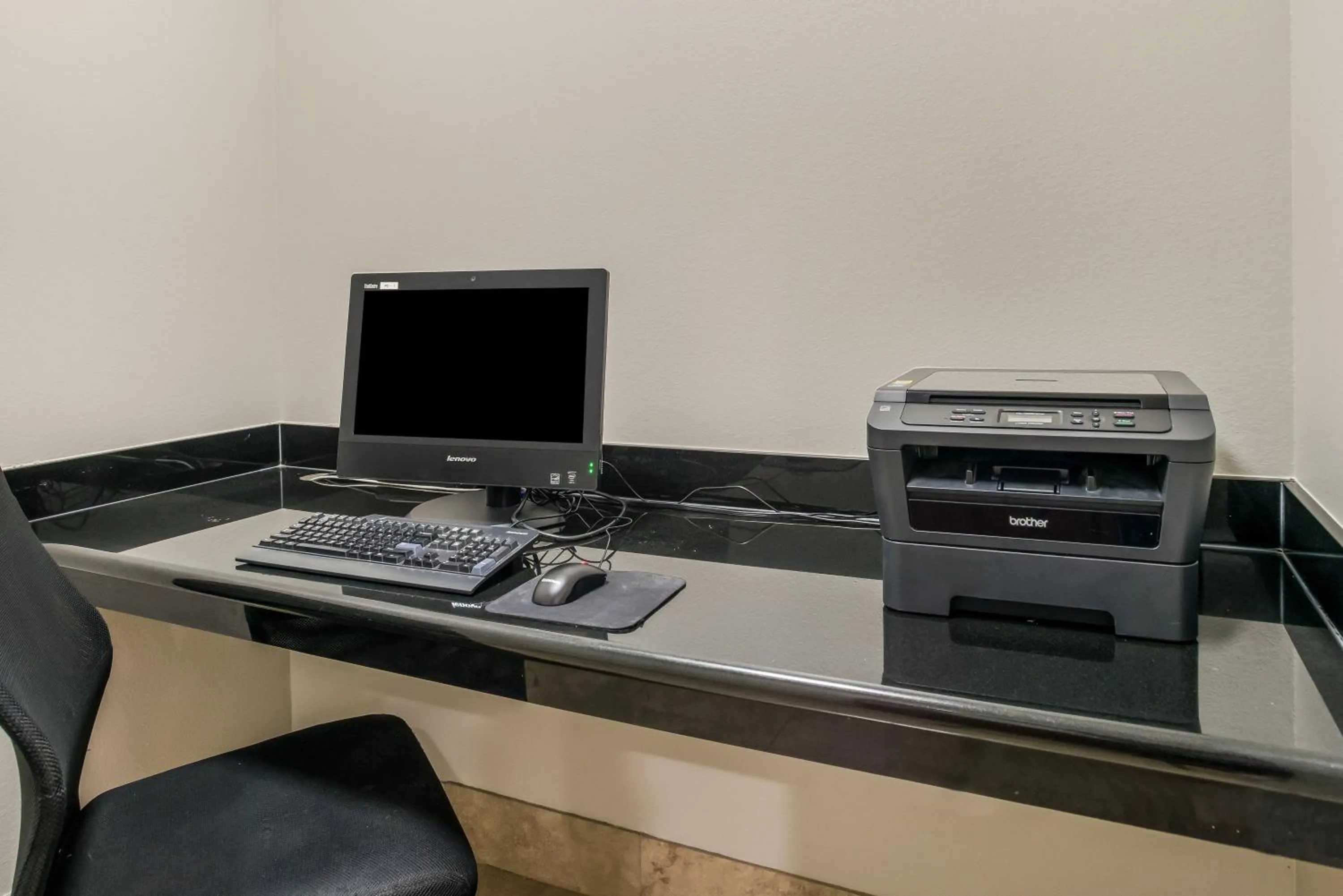 Business facilities in Red Roof Inn & Suites Lake Charles