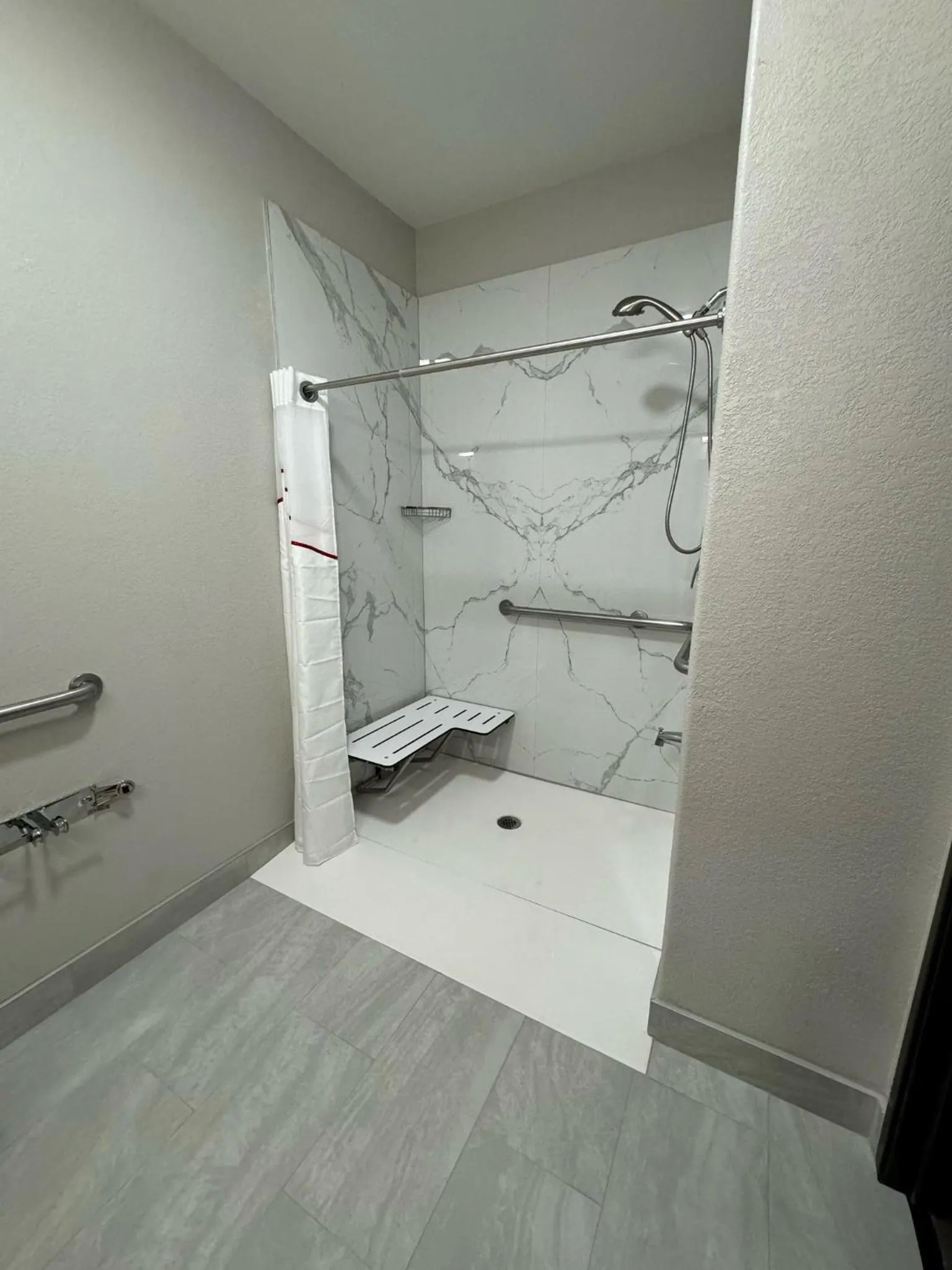 Bathroom in Red Roof Inn & Suites Lake Charles