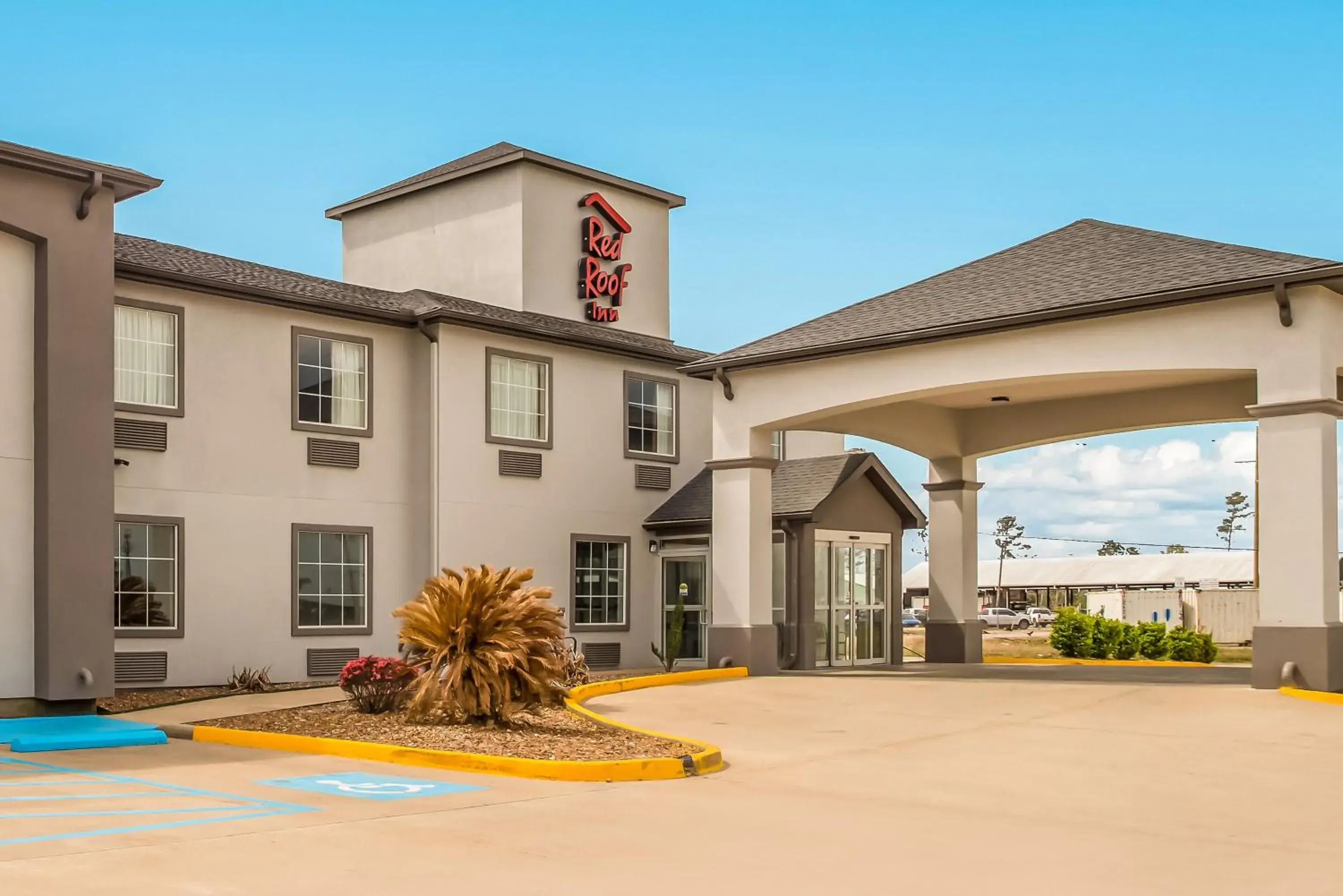 Property building in Red Roof Inn & Suites Lake Charles Property building in Red Roof Inn & Suites Lake Charles