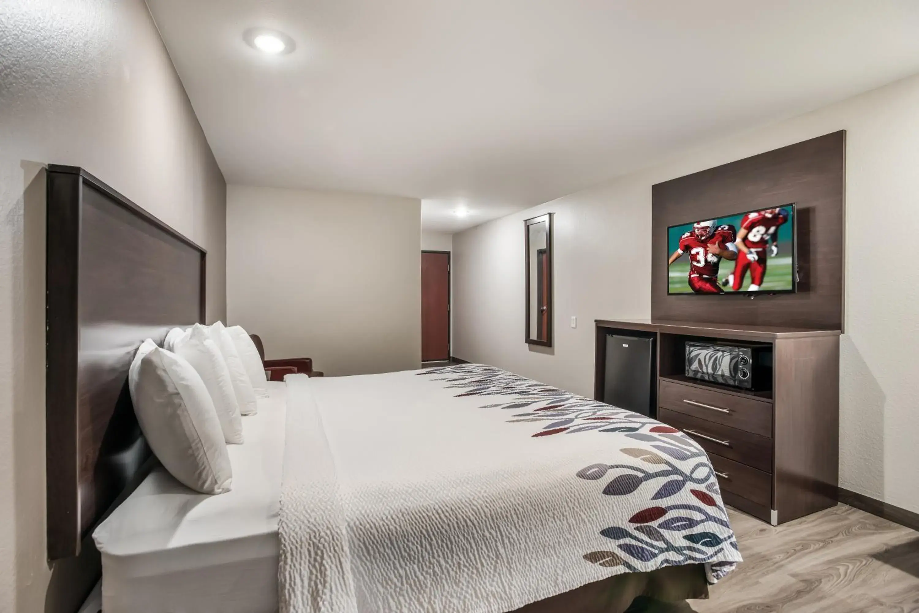 Superior King Room Disability Access Roll-In Shower Non-Smoking in Red Roof Inn & Suites Lake Charles Superior King Room Disability Access Roll-In Shower Non-Smoking in Red Roof Inn & Suites Lake Charles