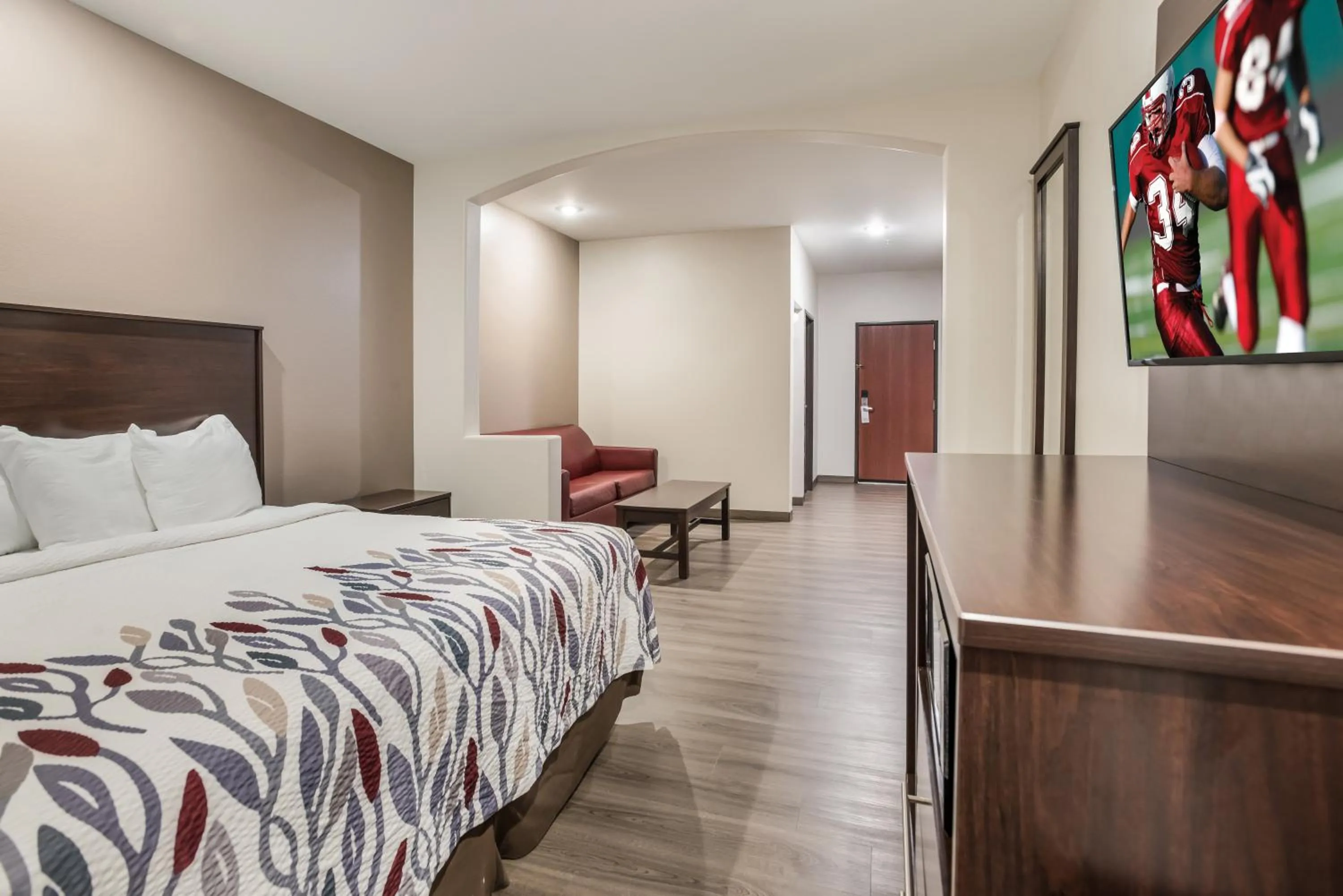 Photo of the whole room, Bed in Red Roof Inn & Suites Lake Charles