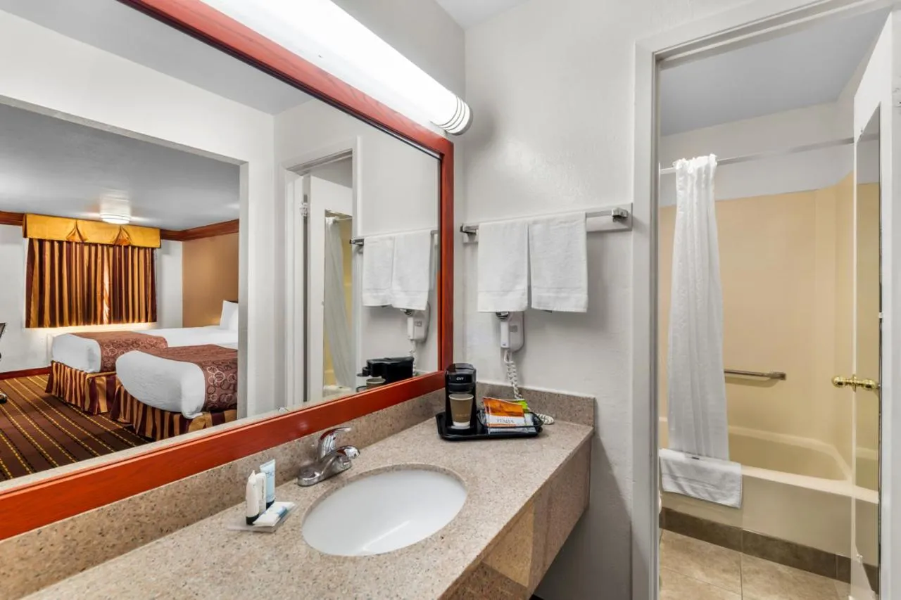Bathroom, Bed in Scottish Inns - Decatur
