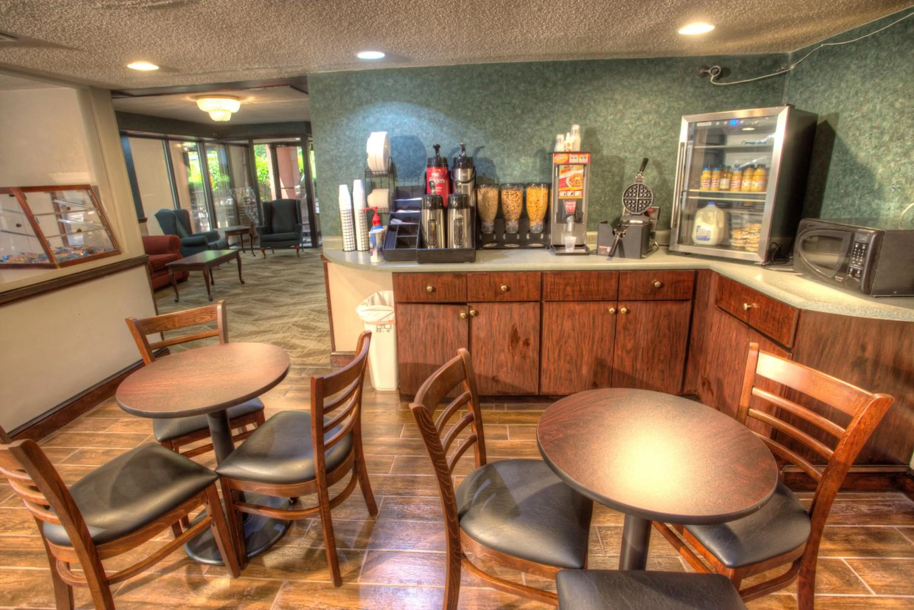 Breakfast in Budgetel Inn and Suites Plus Helen