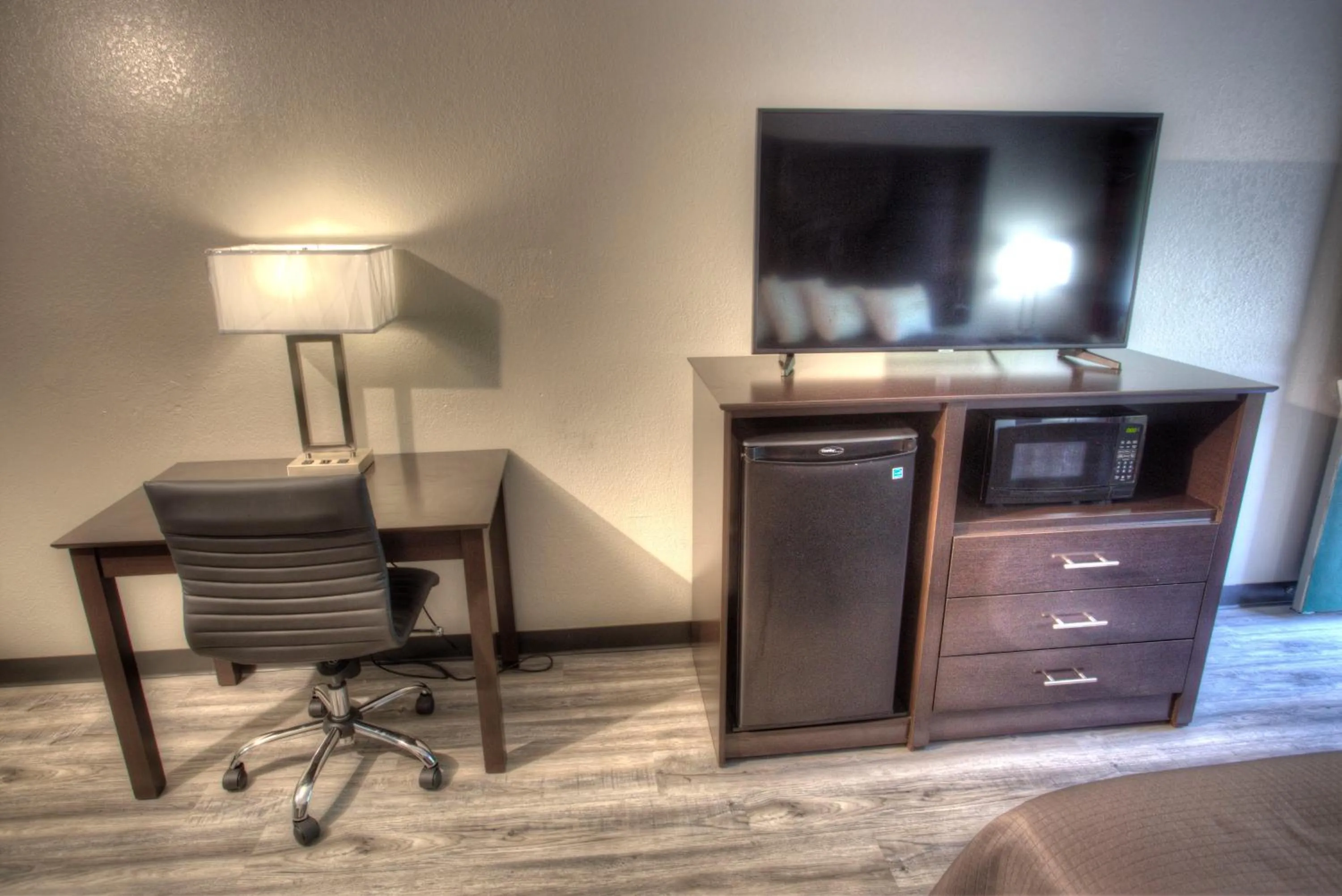 TV and multimedia in Budgetel Inn and Suites Plus Helen