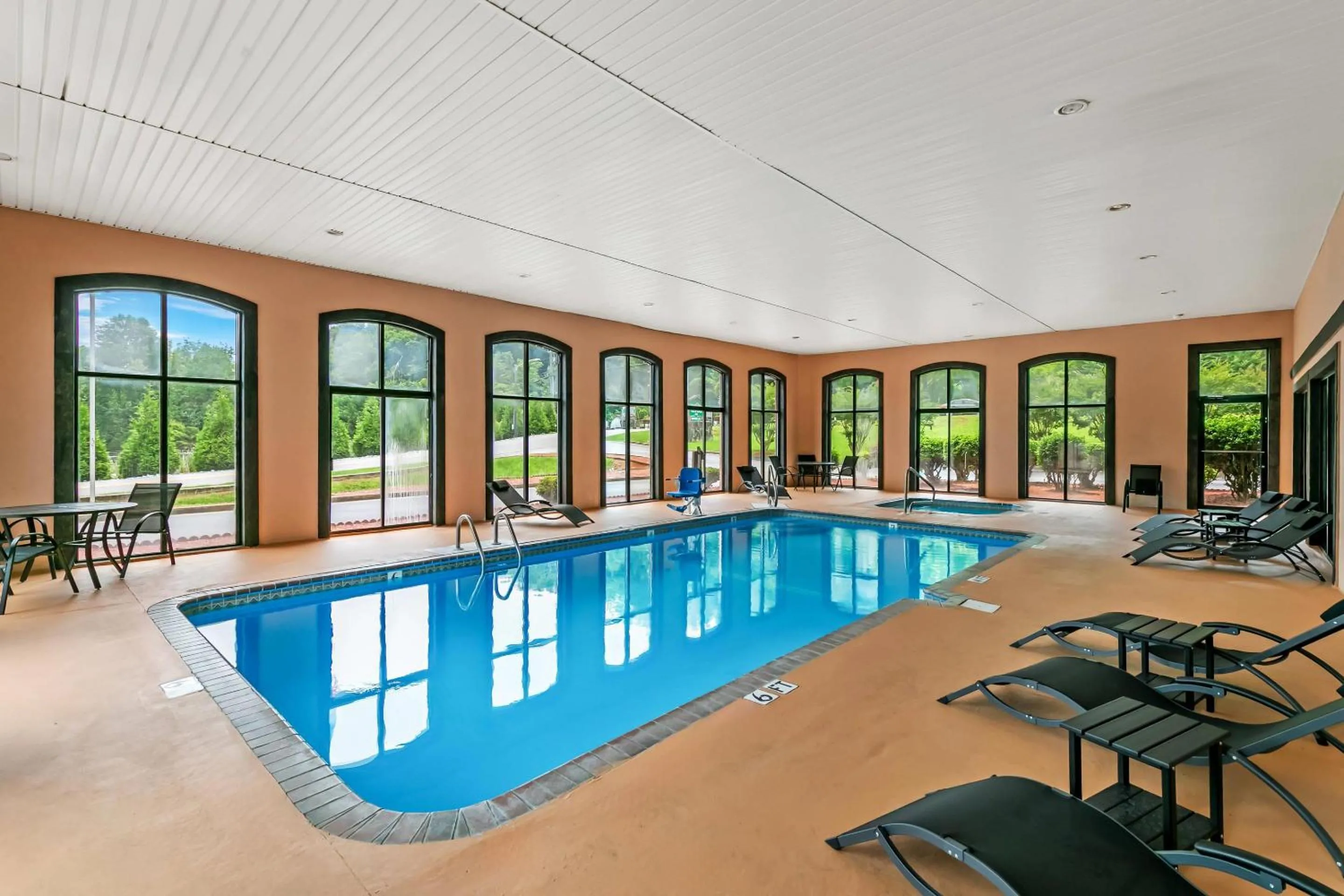 Swimming pool in Econo Lodge Helen