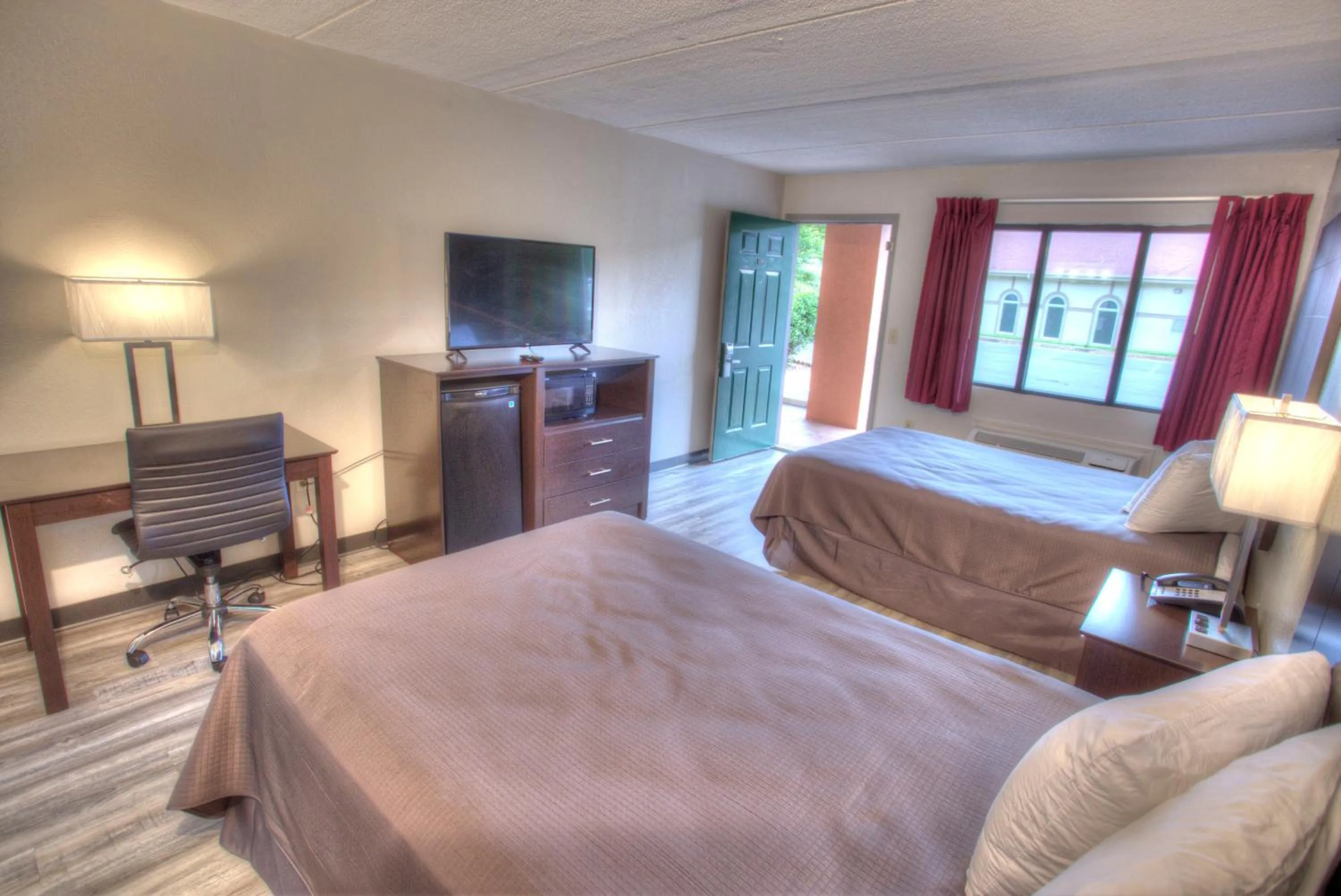 Bed in Budgetel Inn and Suites Plus Helen