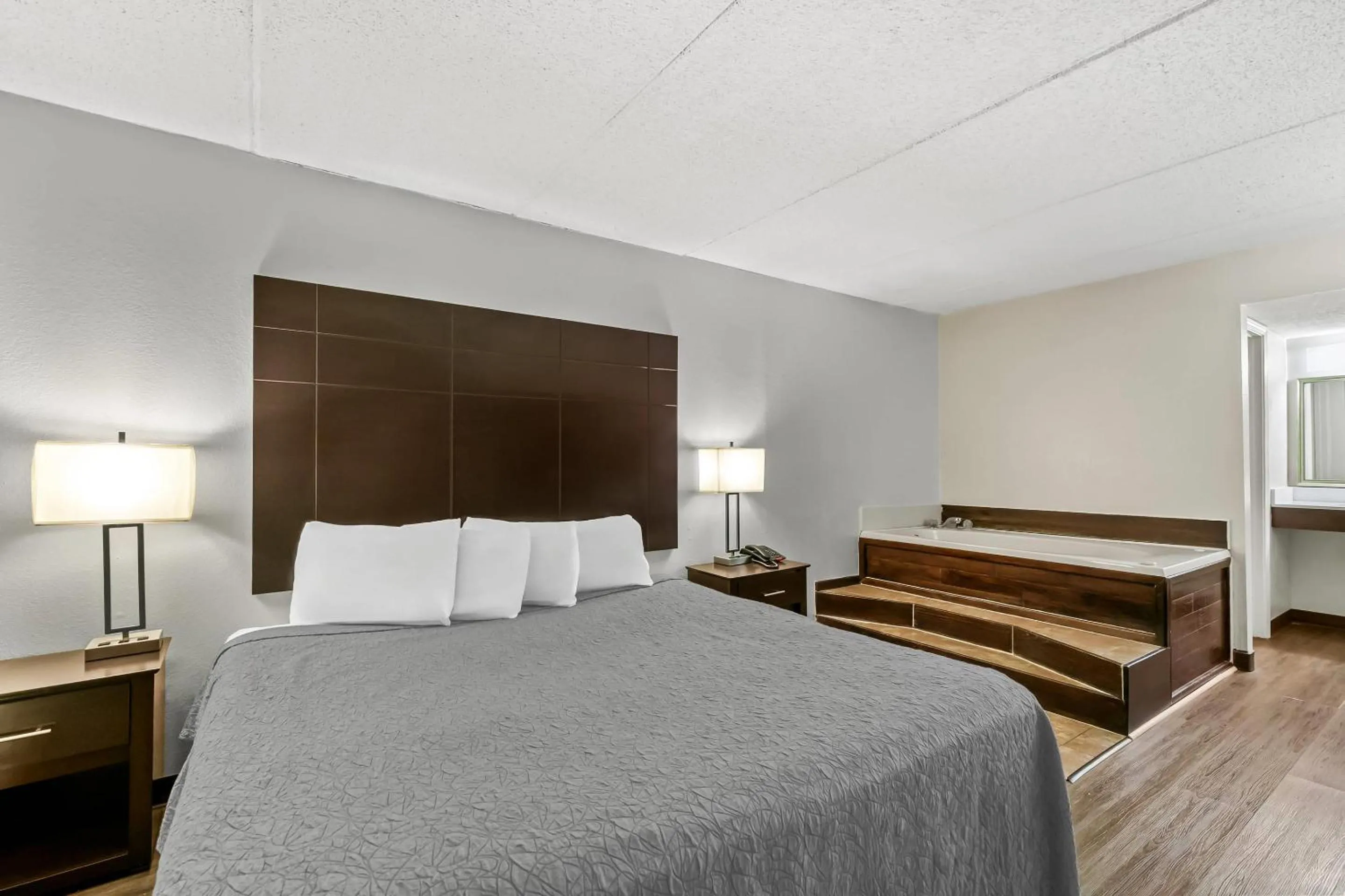 Bedroom, Bed in Econo Lodge Helen