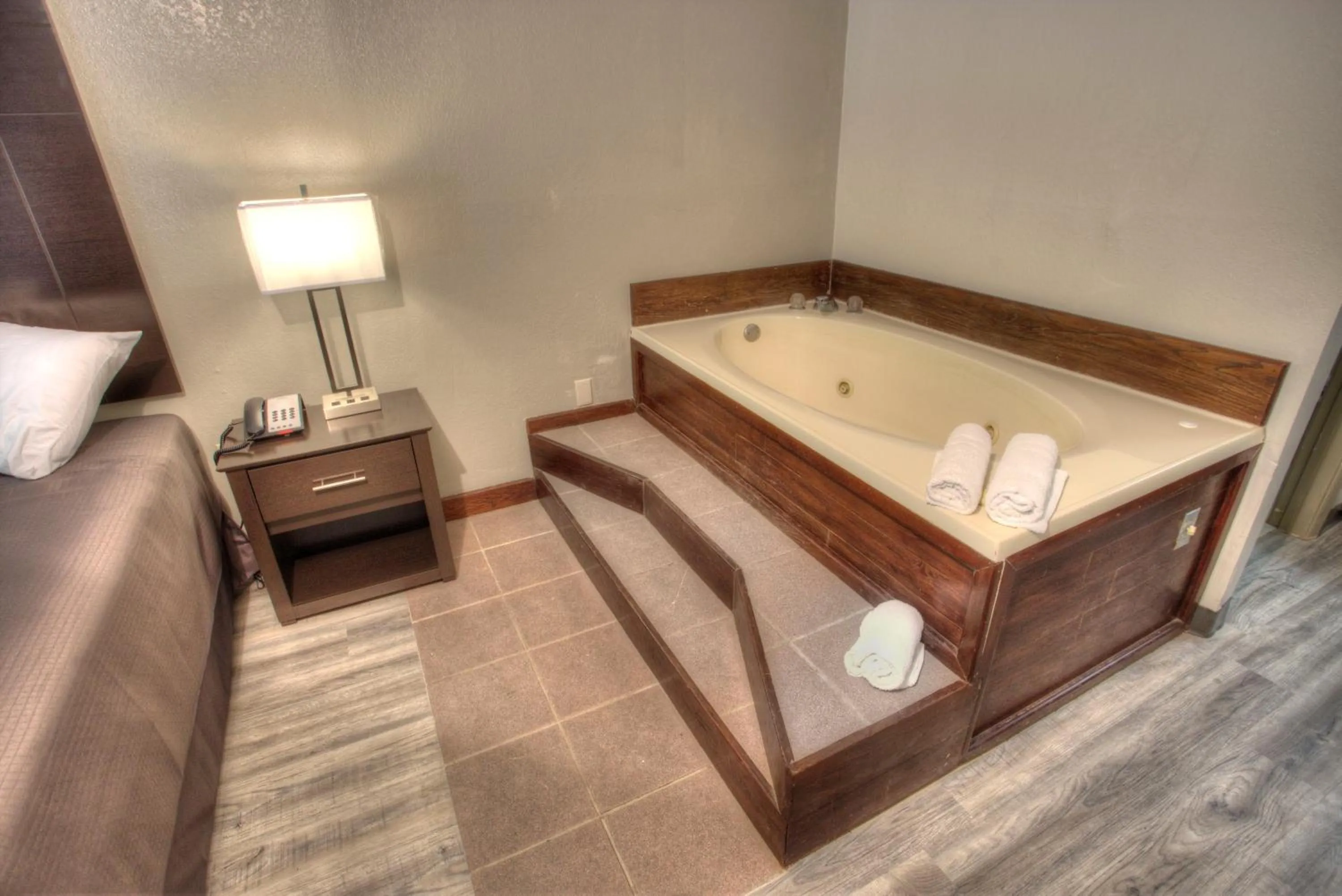 Bathroom, Bed in Budgetel Inn and Suites Plus Helen