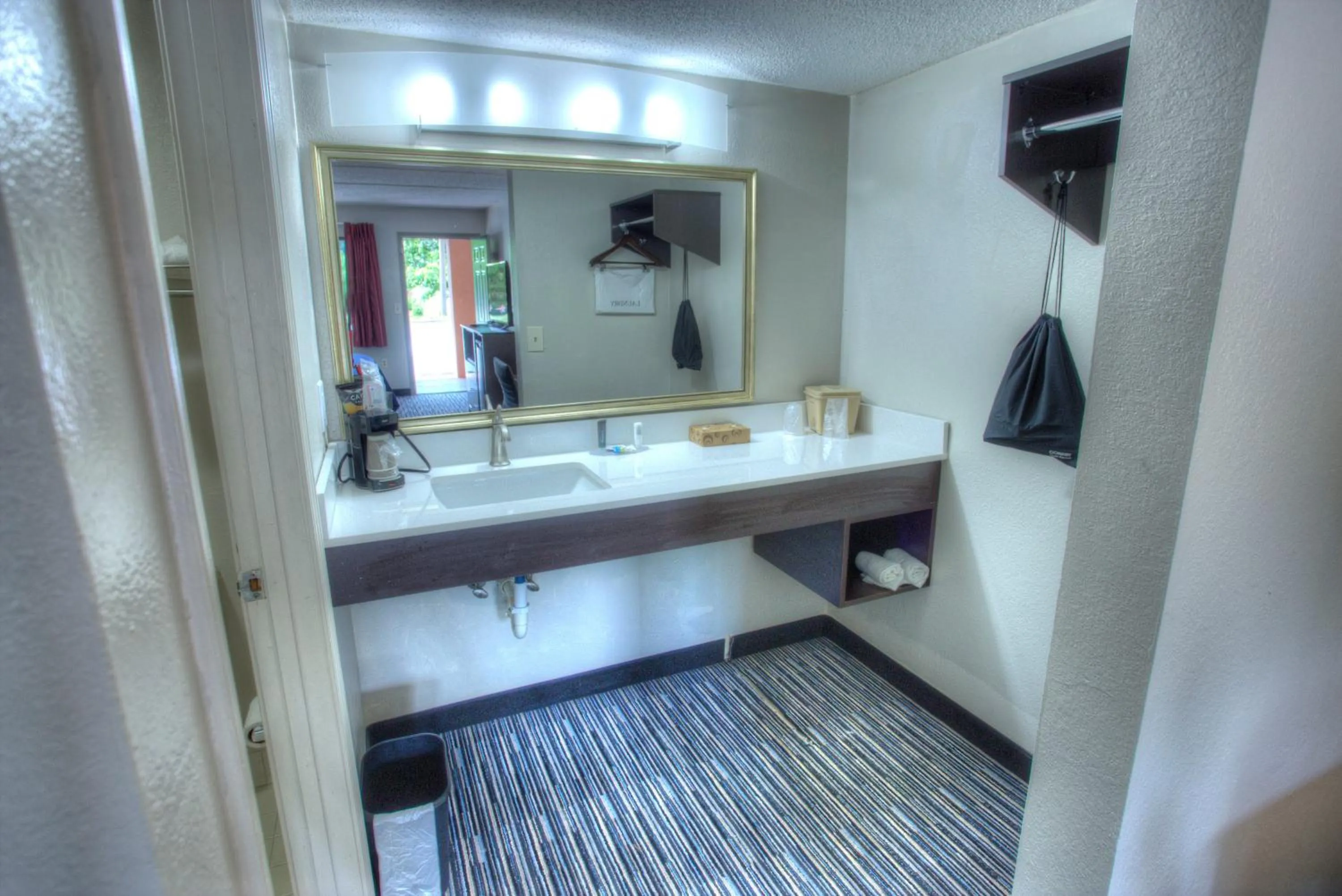 Bathroom, Bed in Budgetel Inn and Suites Plus Helen