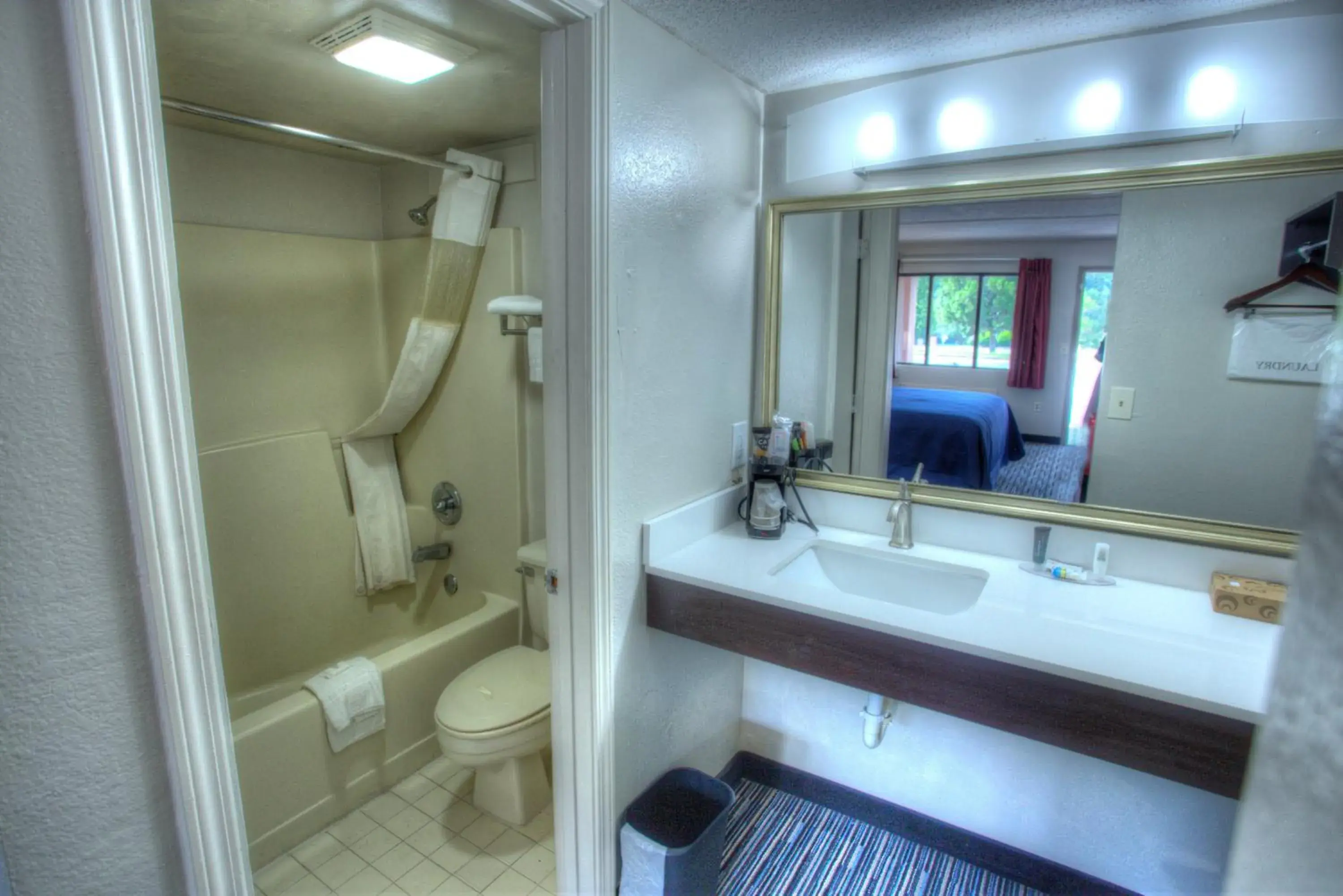 King Room - Smoking in Budgetel Inn and Suites Plus Helen King Room - Smoking in Budgetel Inn and Suites Plus Helen