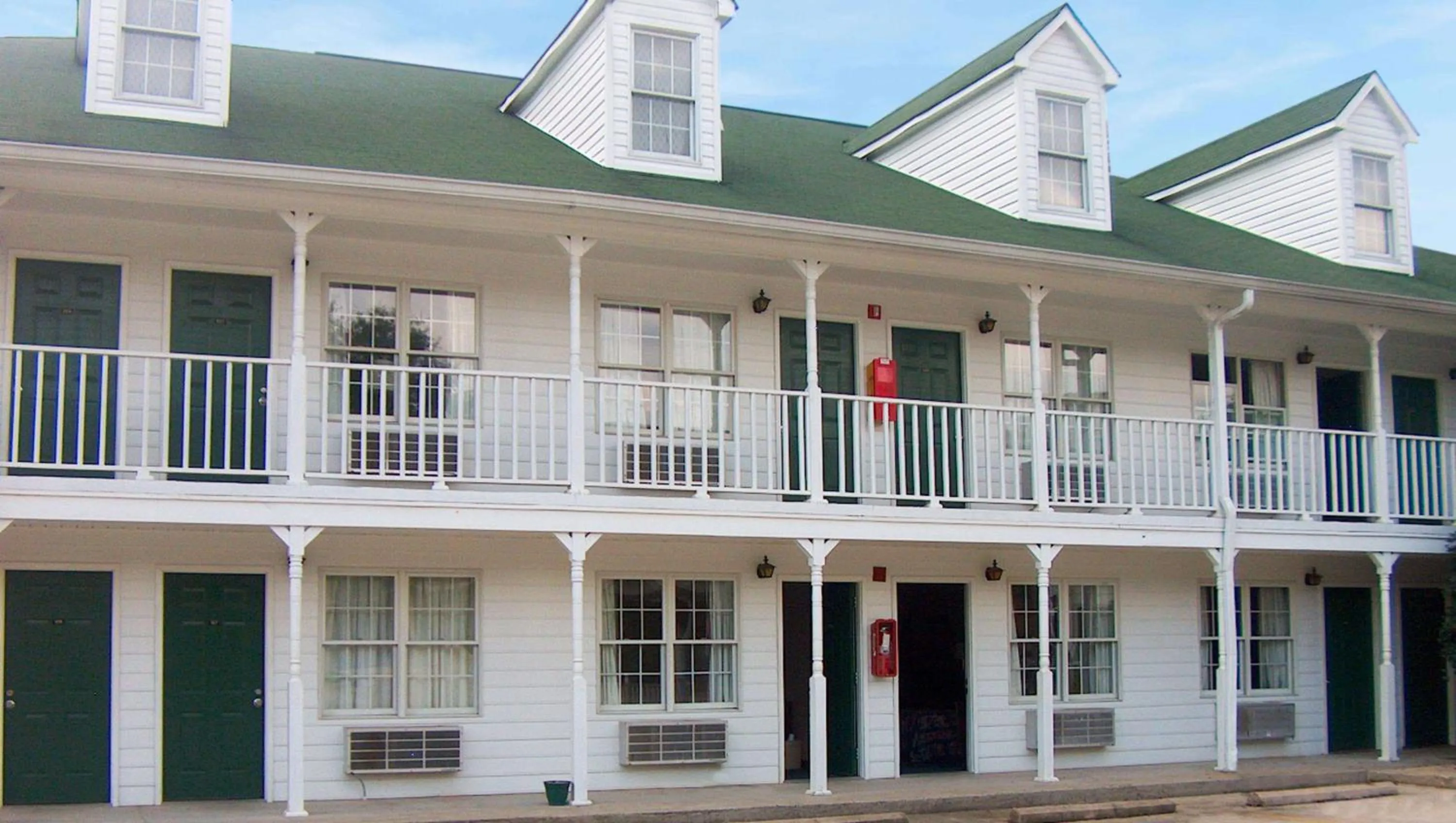 Property building in Stratford Motor Inn East Ellijay