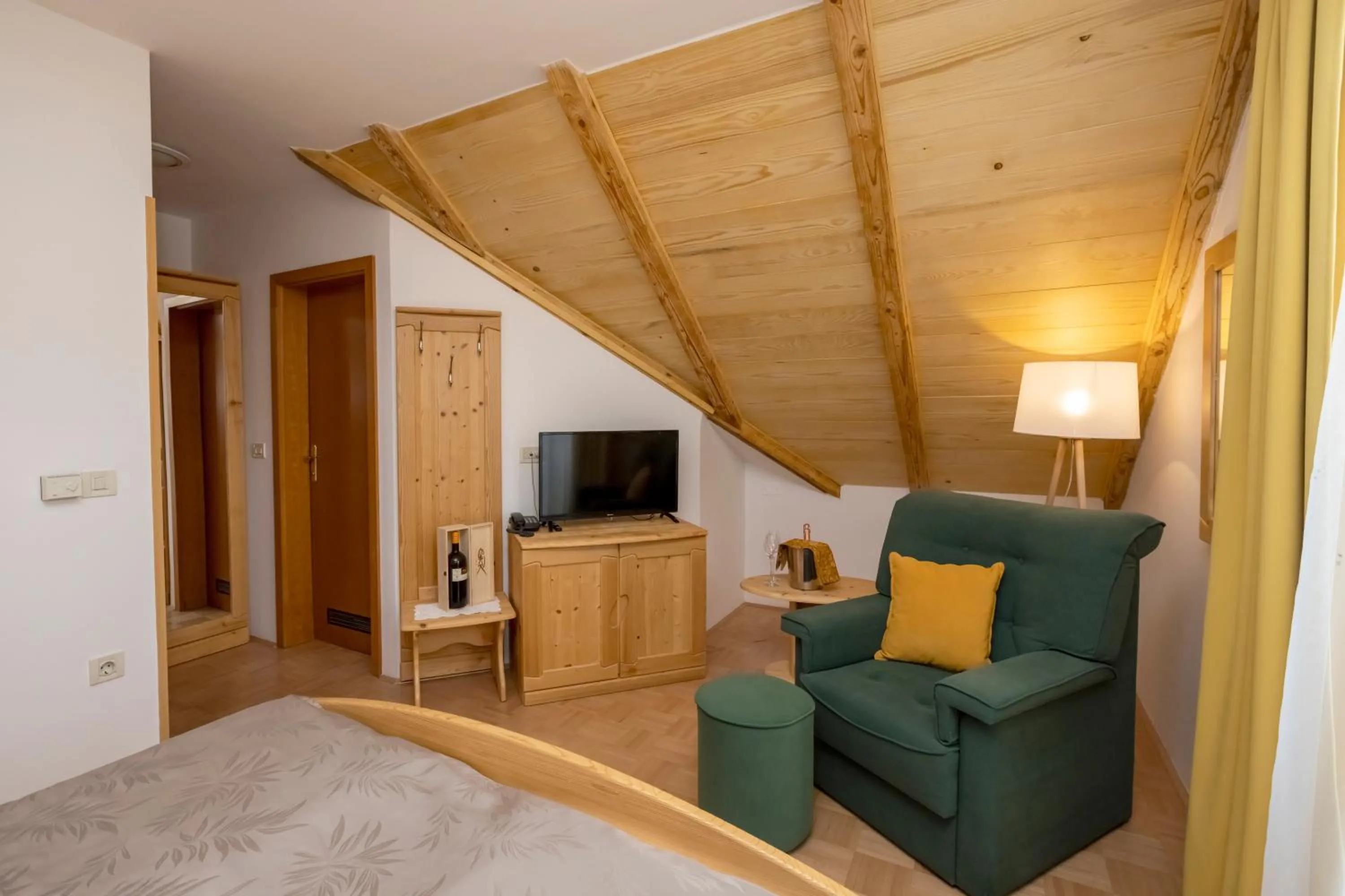 TV and multimedia in Art Hotel Kristal