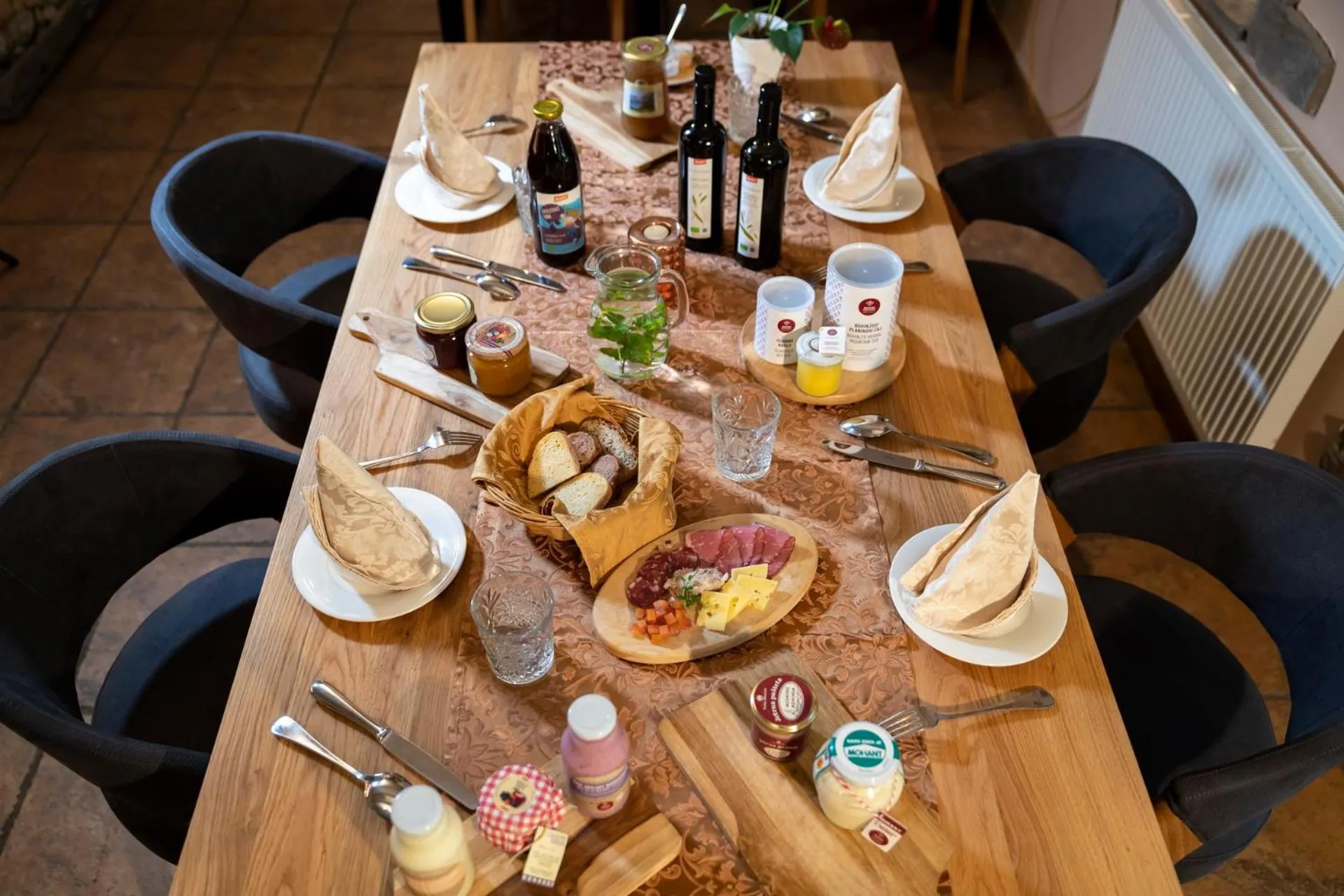 Restaurant/places to eat in Art Hotel Kristal