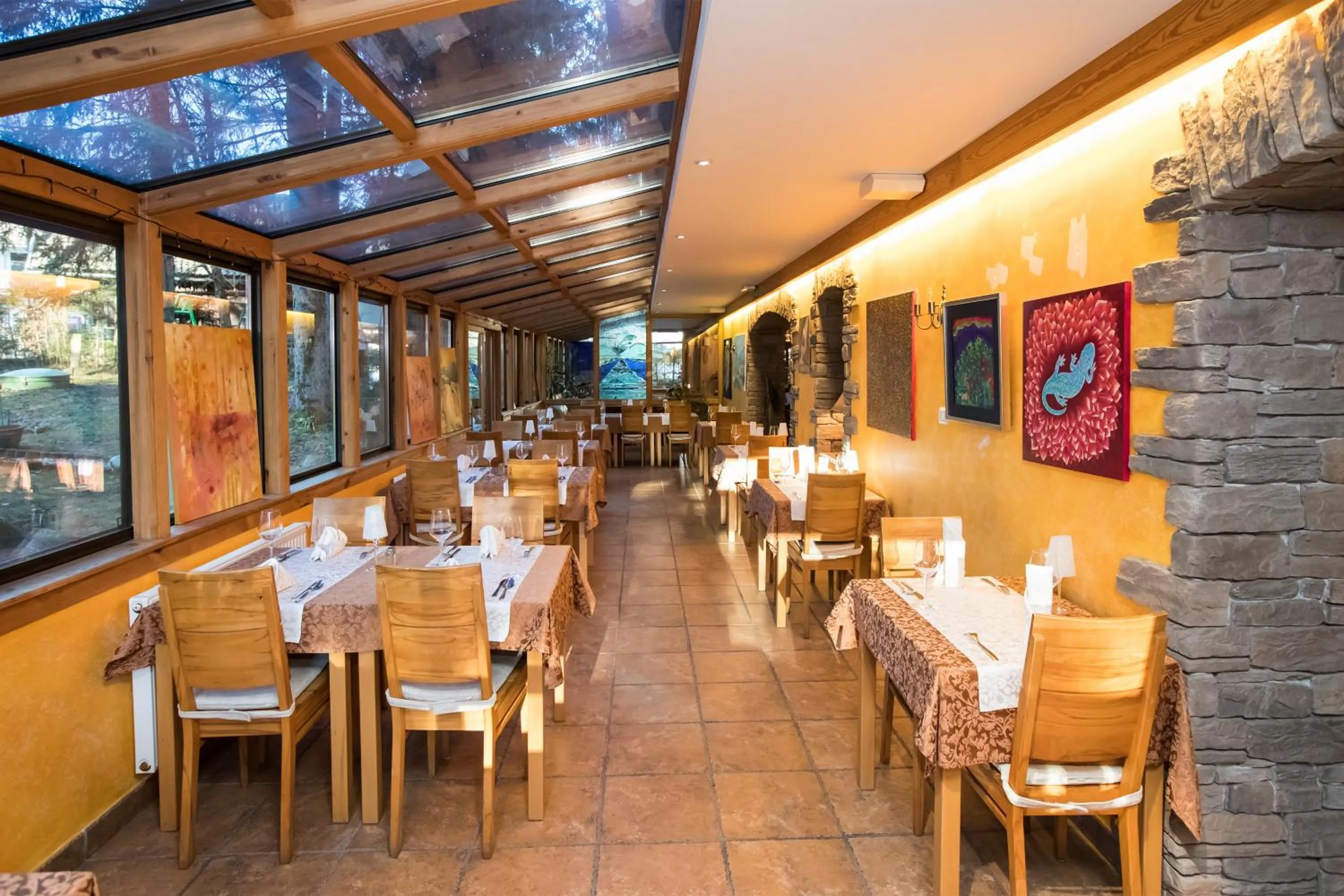 Restaurant/places to eat in Art Hotel Kristal