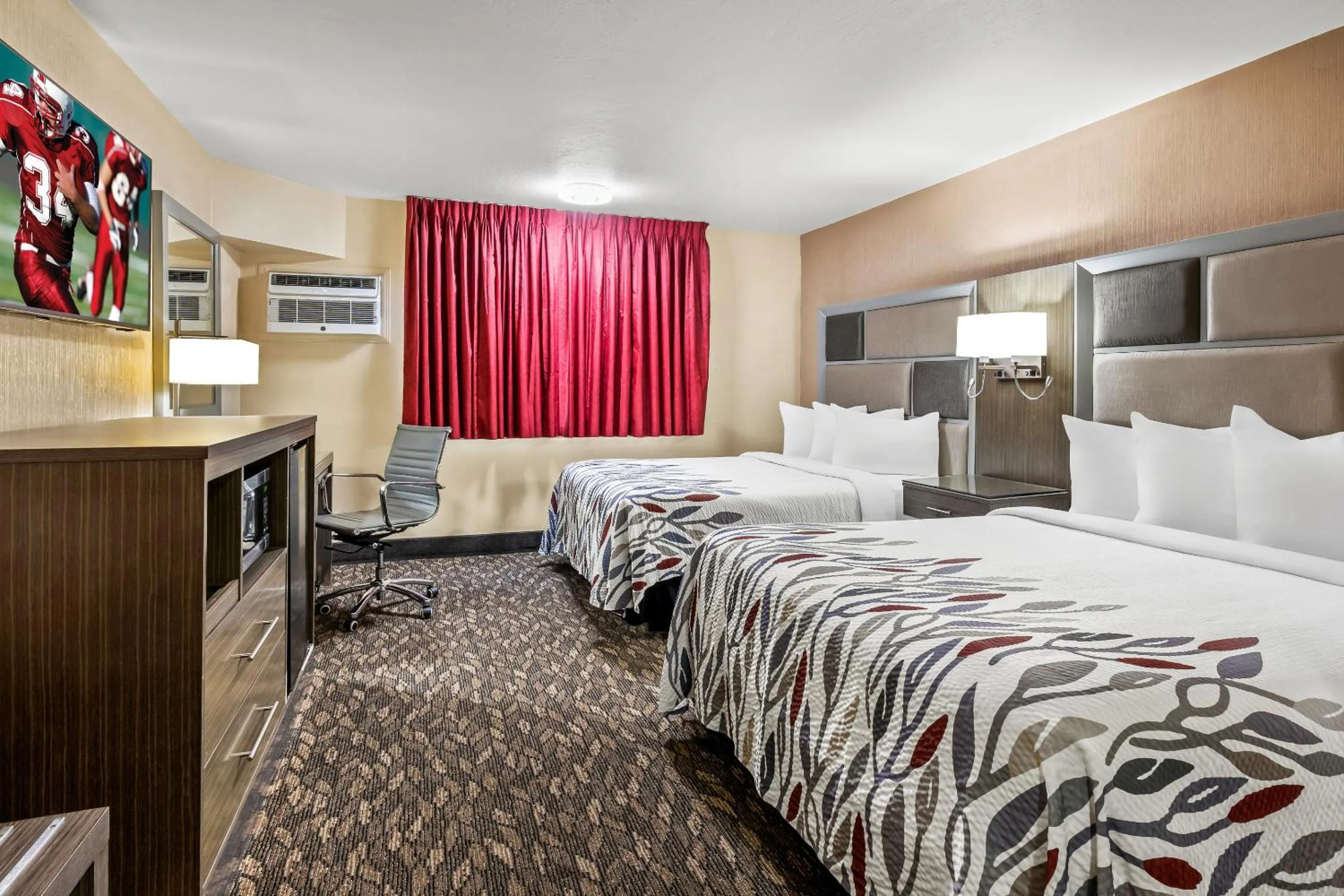 Photo of the whole room, Bed in Red Roof Inn Yuba City Bonanza - Marysville