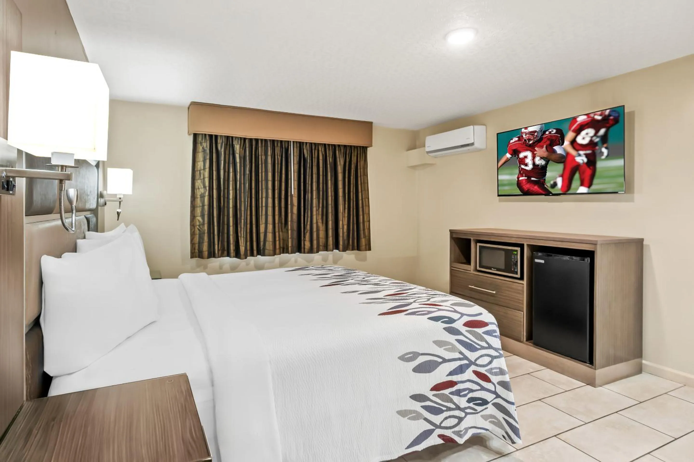 Photo of the whole room, Bed in Red Roof Inn Yuba City Bonanza - Marysville