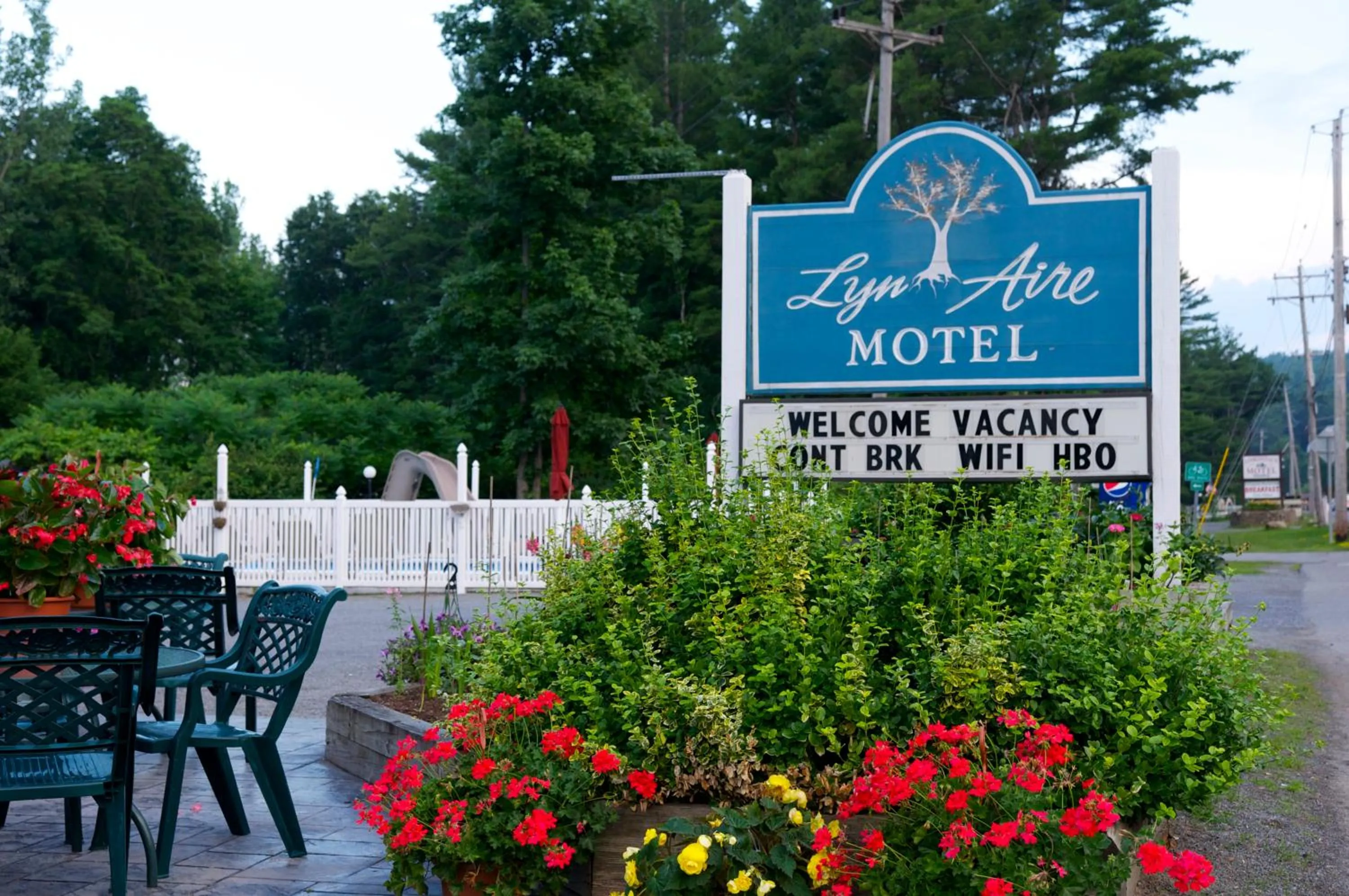 Pool view in Lyn Aire Motel - Lake George