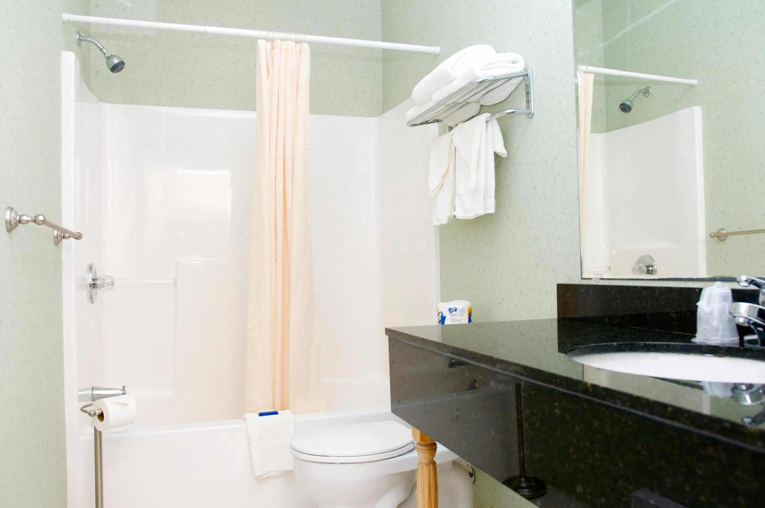 Bathroom in Lyn Aire Motel - Lake George