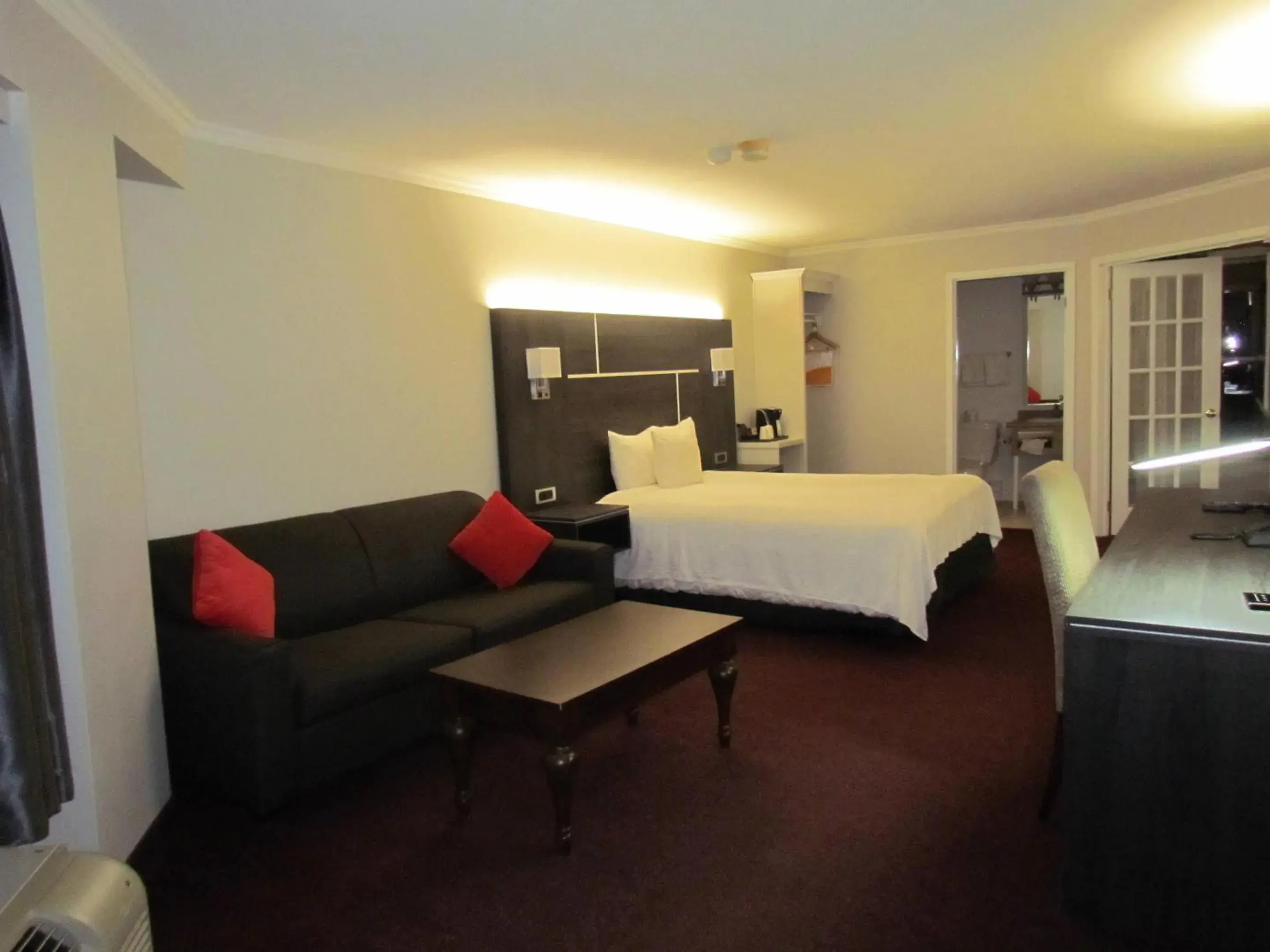 Bedroom, Bed in Rodeway Inn King William Bedroom, Bed in Rodeway Inn King William