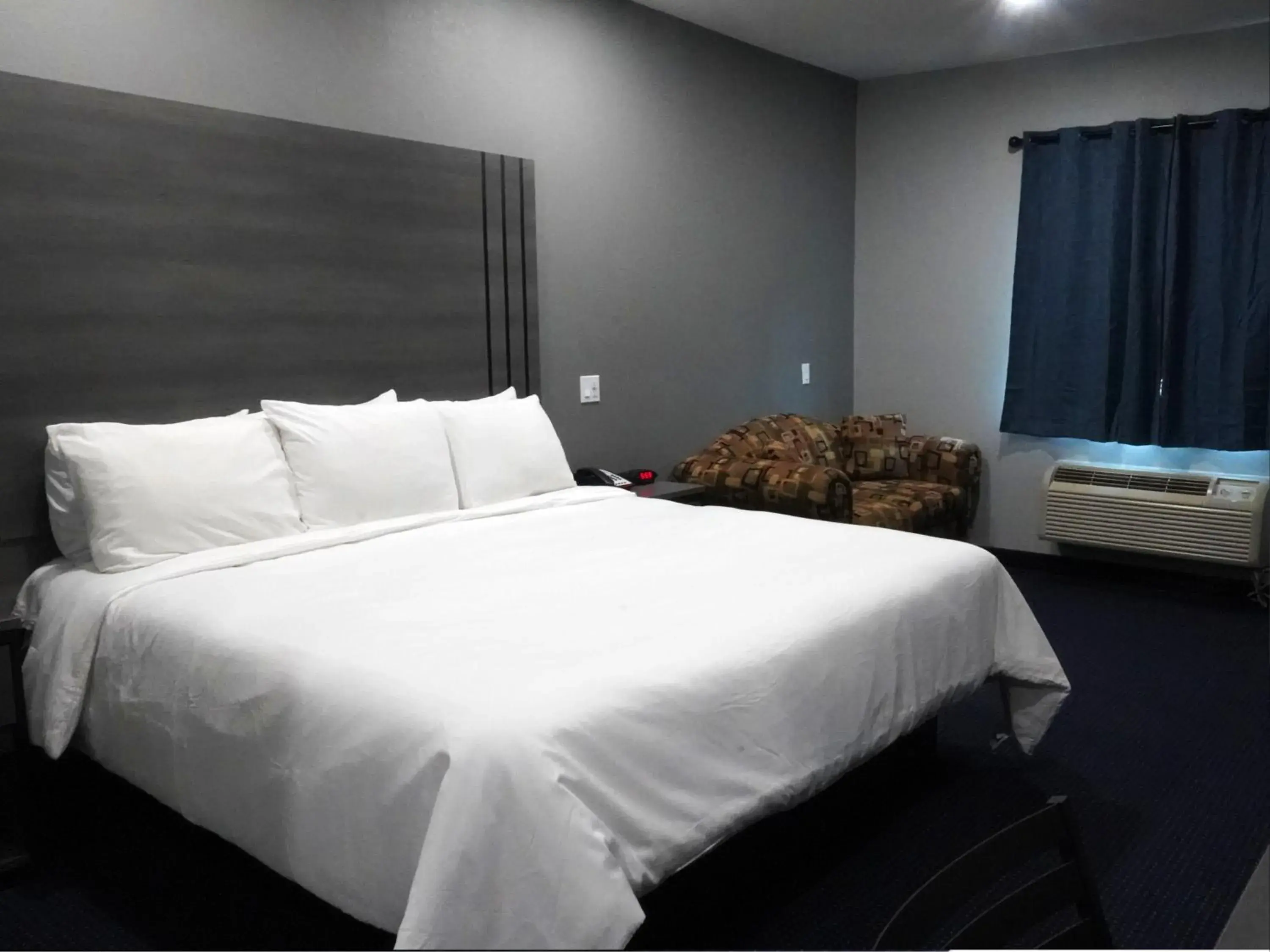 Bedroom, Bed in Americas Best Value Inn and Suites Bush International Airport Bedroom, Bed in Americas Best Value Inn and Suites Bush International Airport