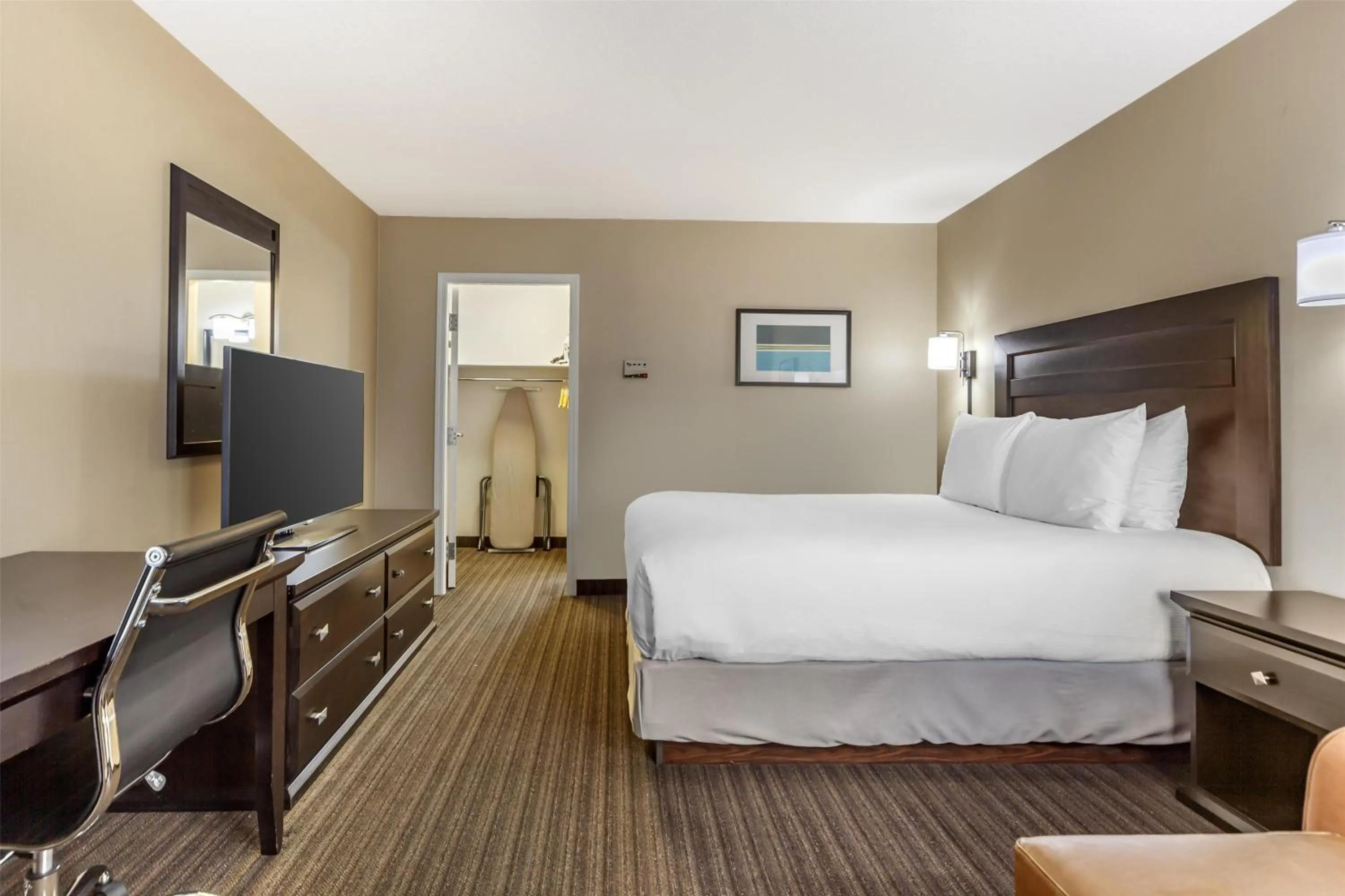 Bedroom, Bed in Best Western Cold Lake Inn