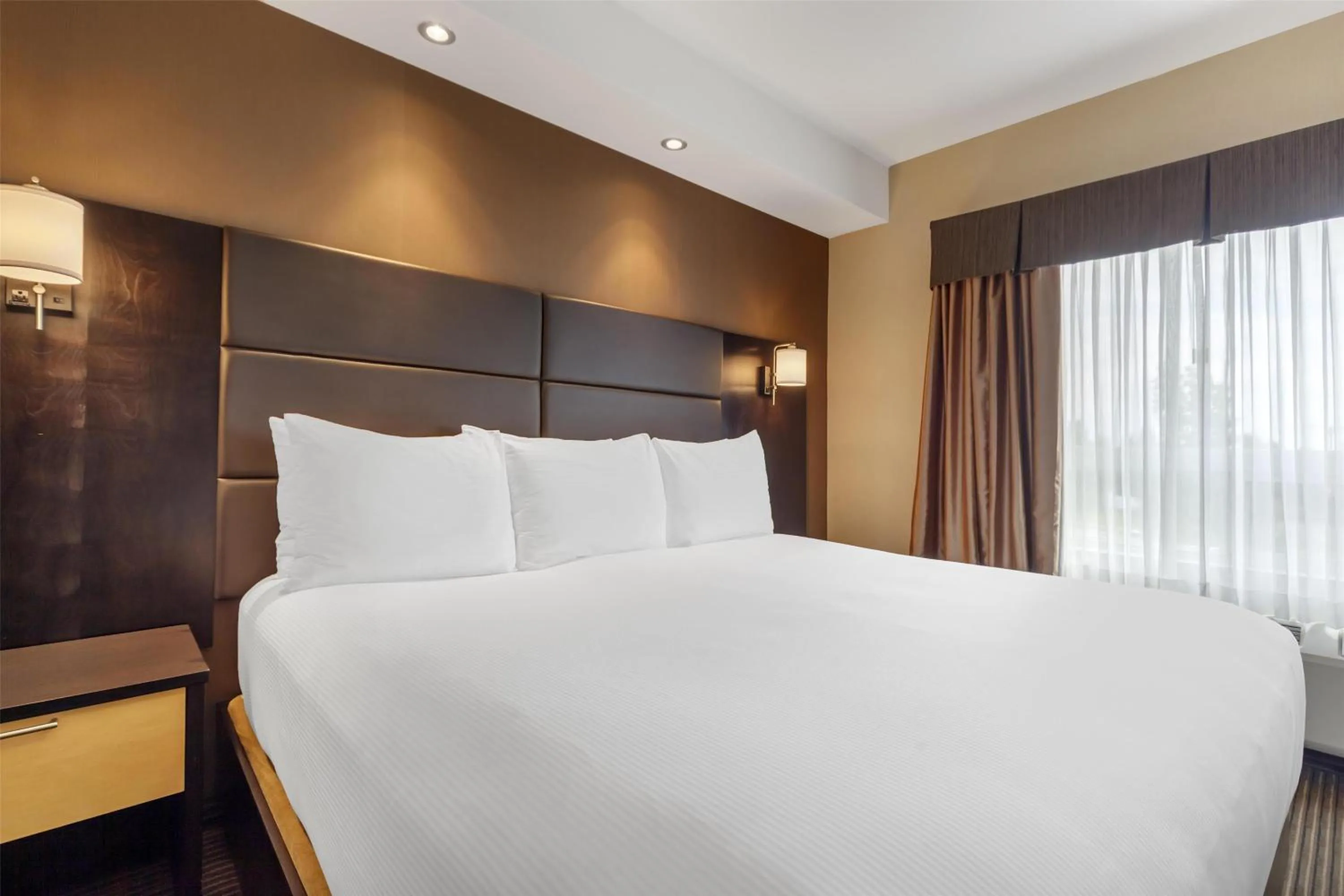 Bedroom, Bed in Best Western Cold Lake Inn