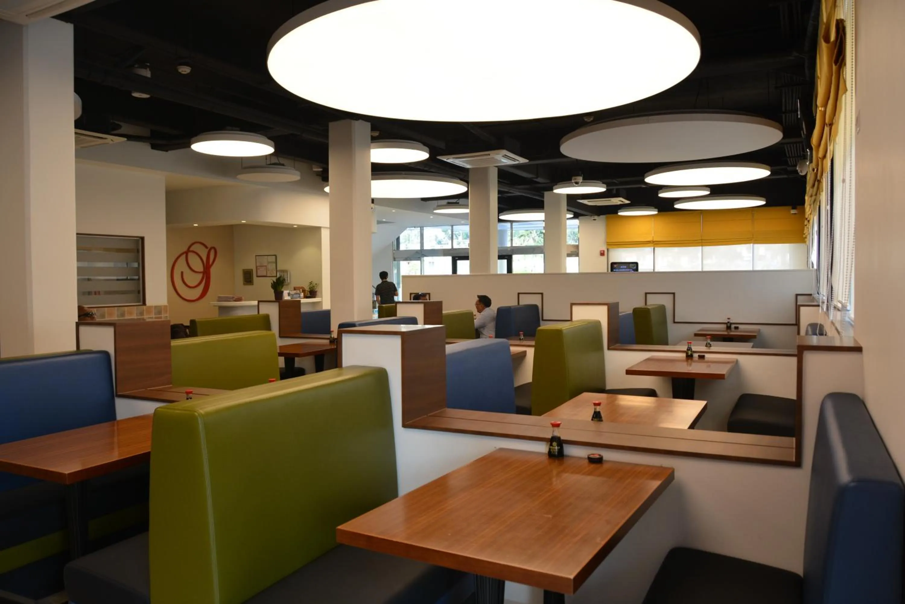 Restaurant/places to eat in Century Hotel