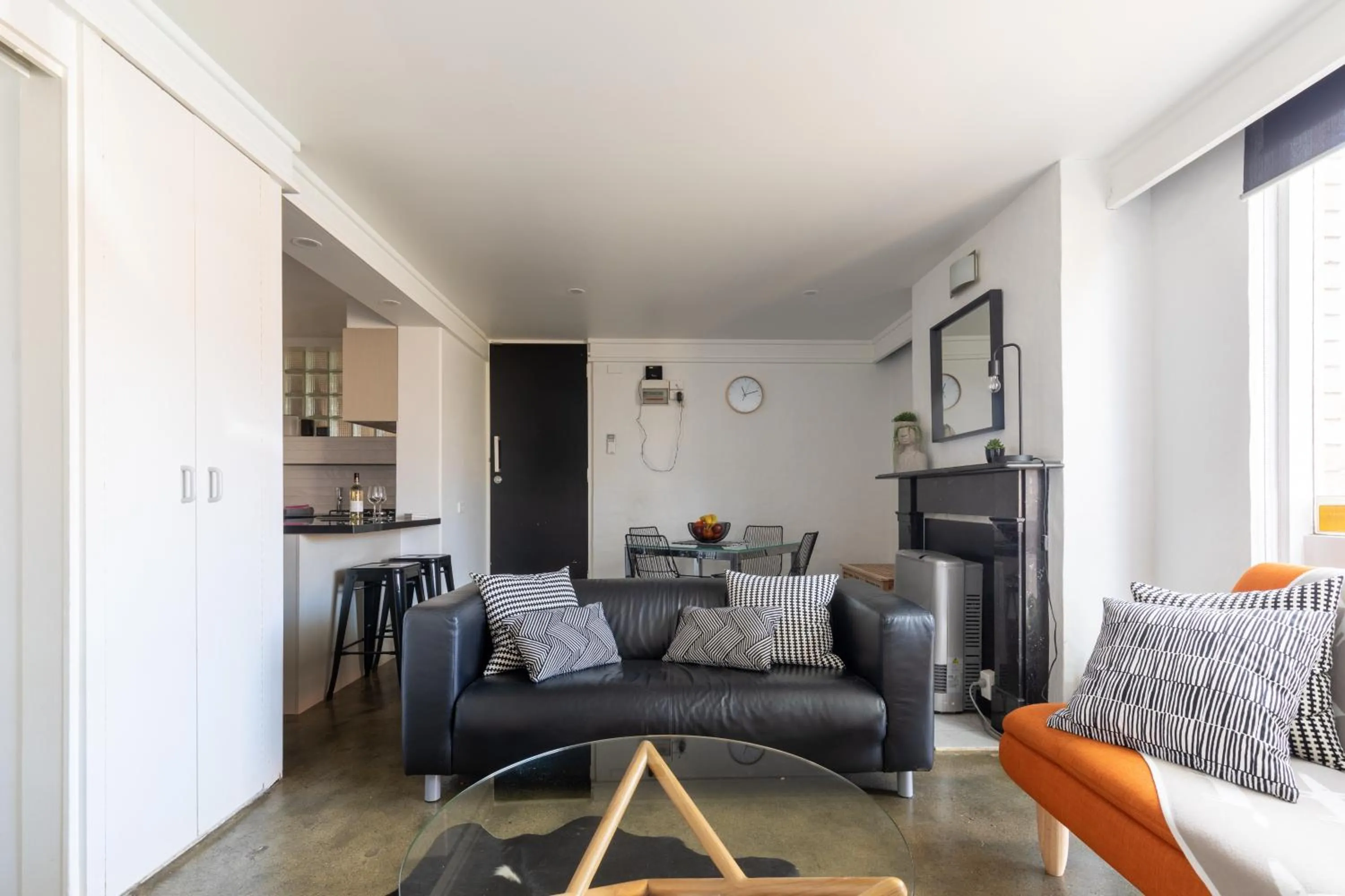 Kitchen or kitchenette in dlux + escape@aphrasia Street near Geelong CBD