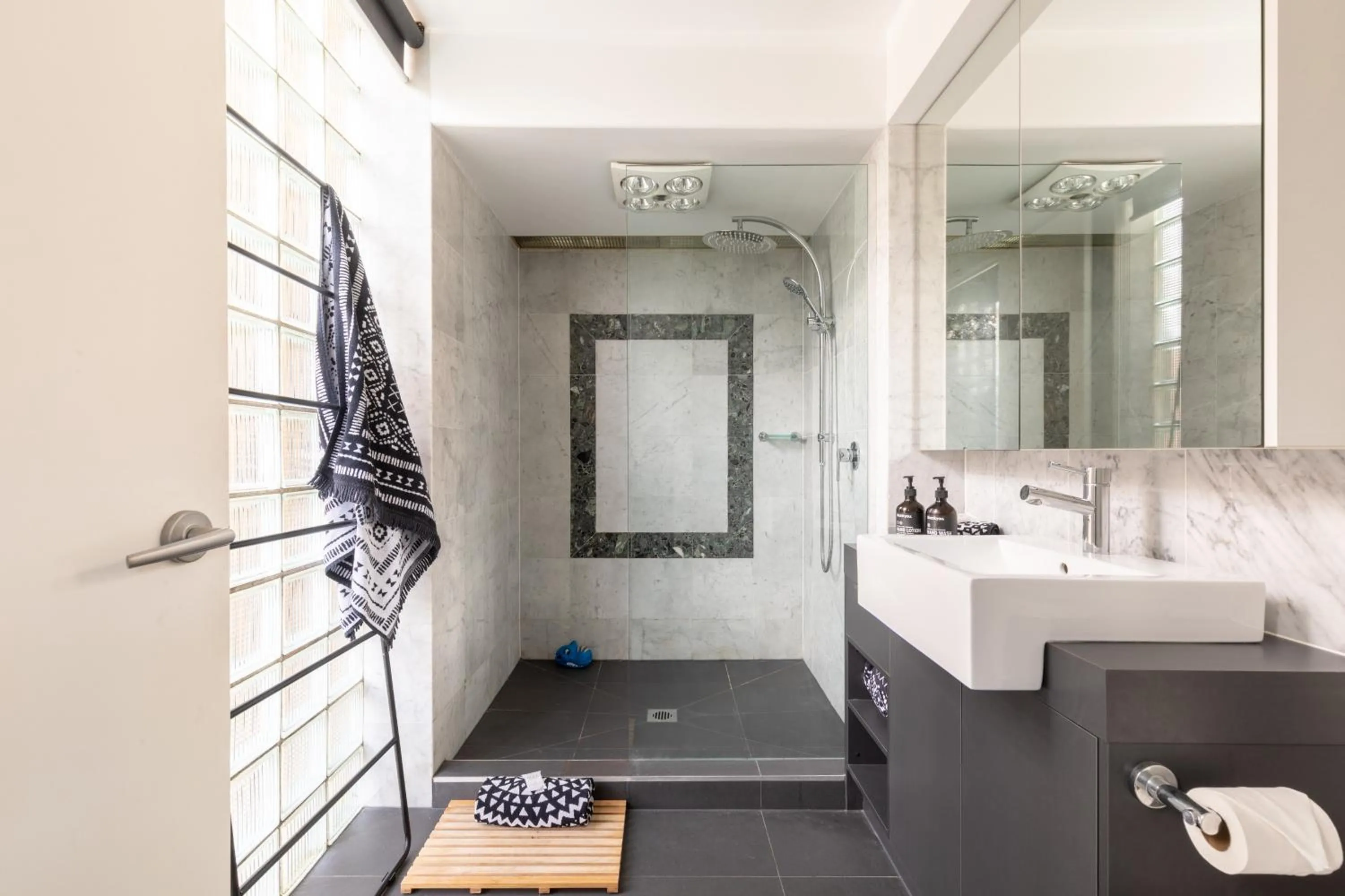 Shower, Bed in dlux + escape@aphrasia Street near Geelong CBD