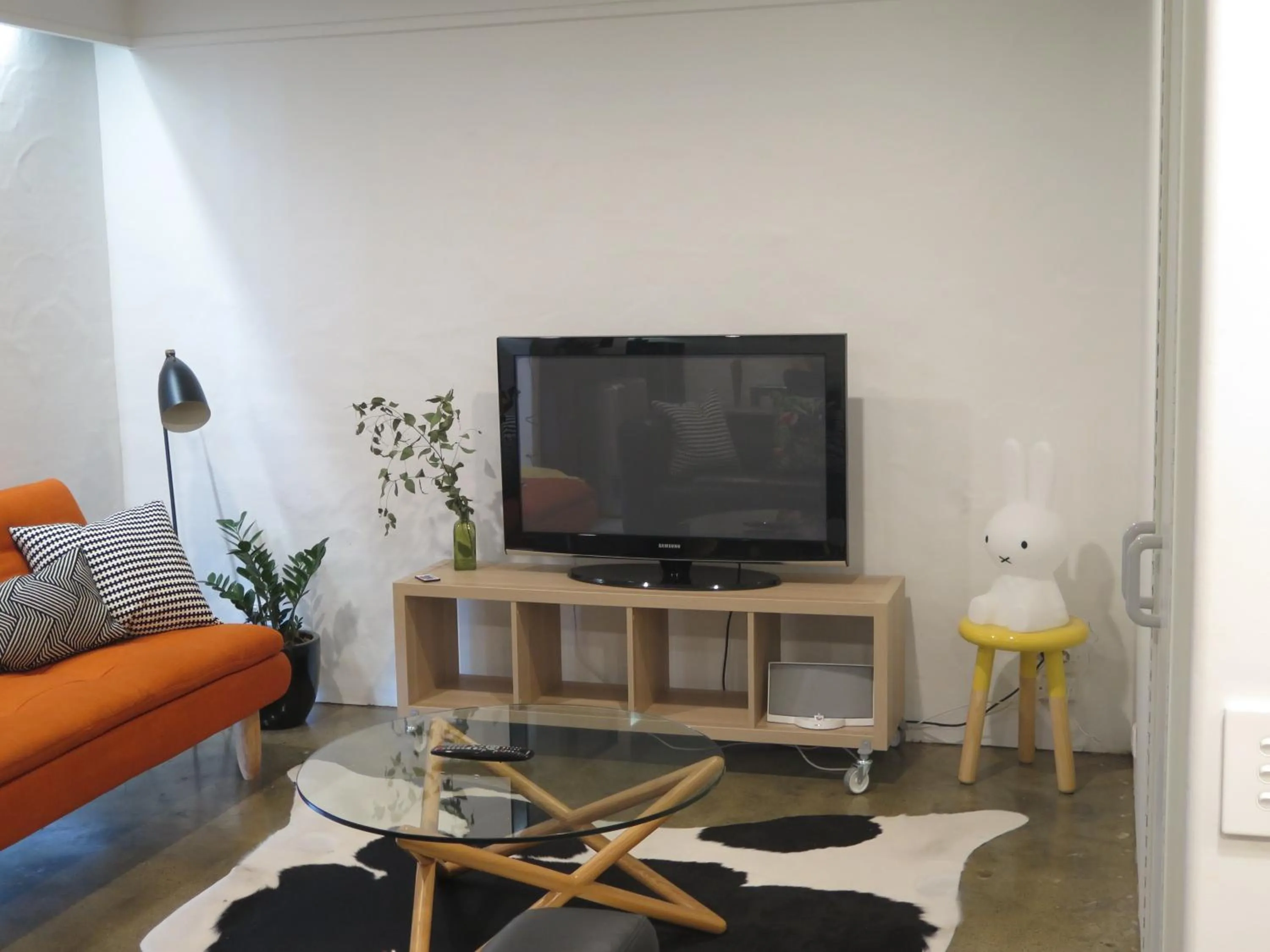 Evening entertainment in dlux + escape@aphrasia Street near Geelong CBD