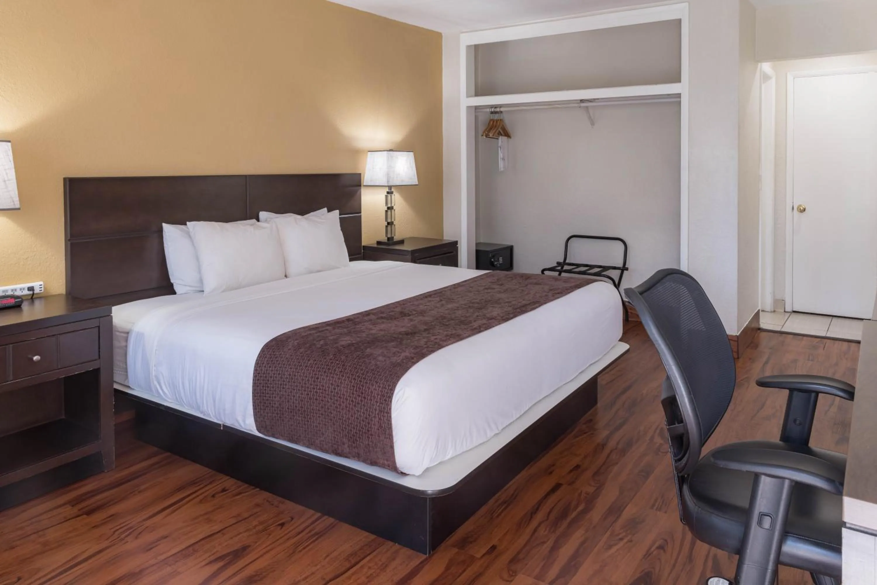 Photo of the whole room, Bed in Ocean Reef Hotel