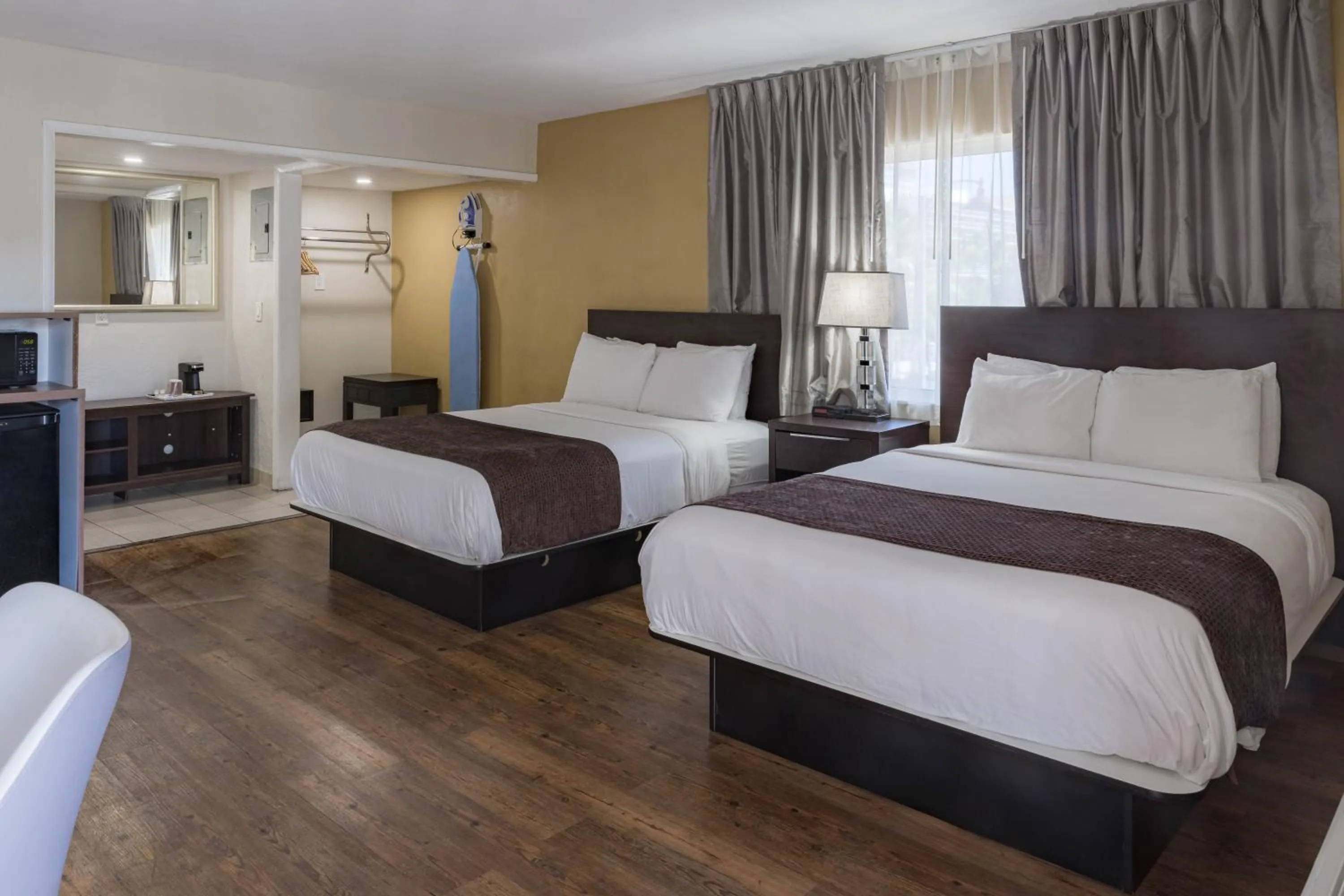 Photo of the whole room, Bed in Ocean Reef Hotel