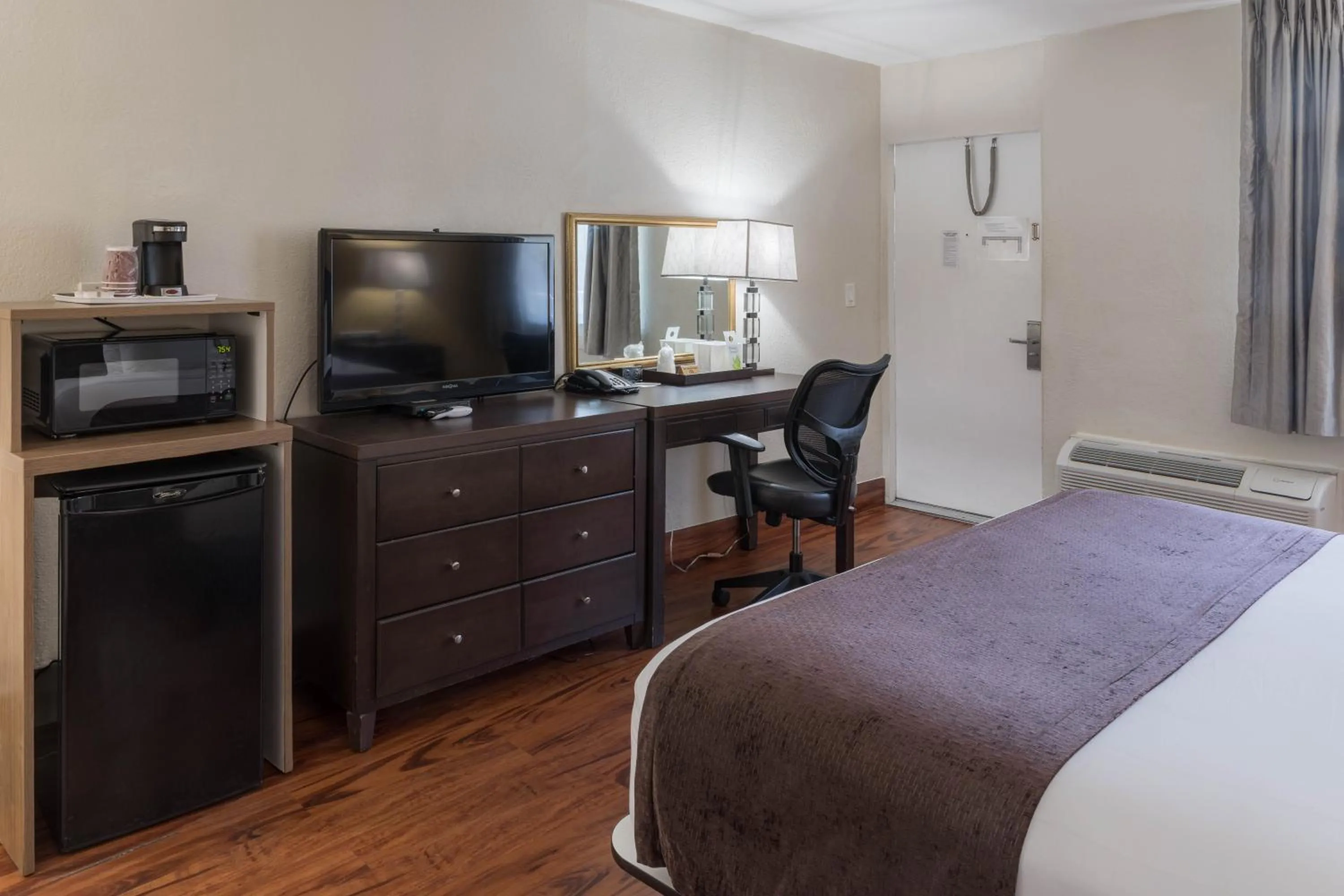 TV and multimedia, Bed in Ocean Reef Hotel