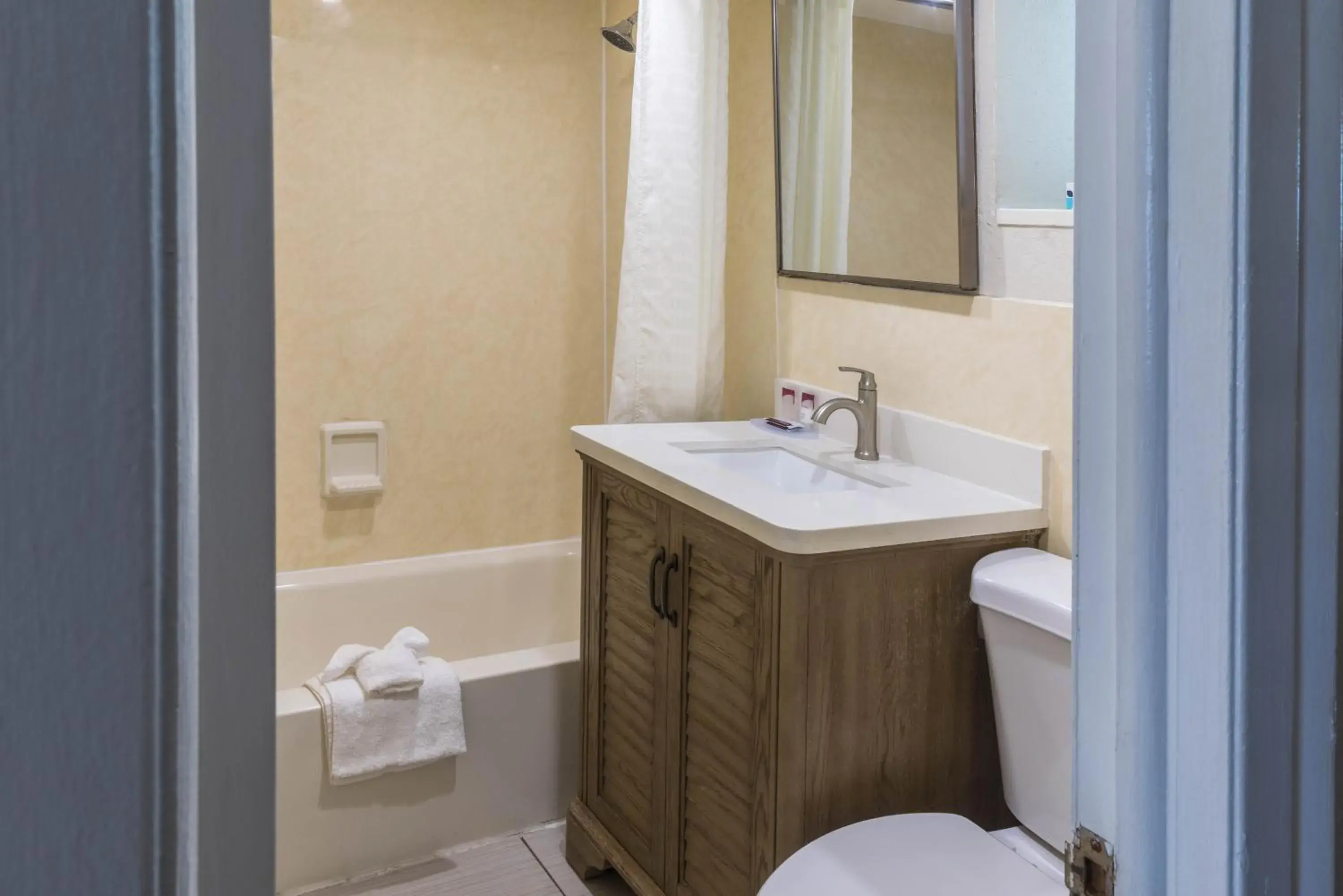 One King Bed & One Queen Bed in Ocean Reef Hotel One King Bed & One Queen Bed in Ocean Reef Hotel