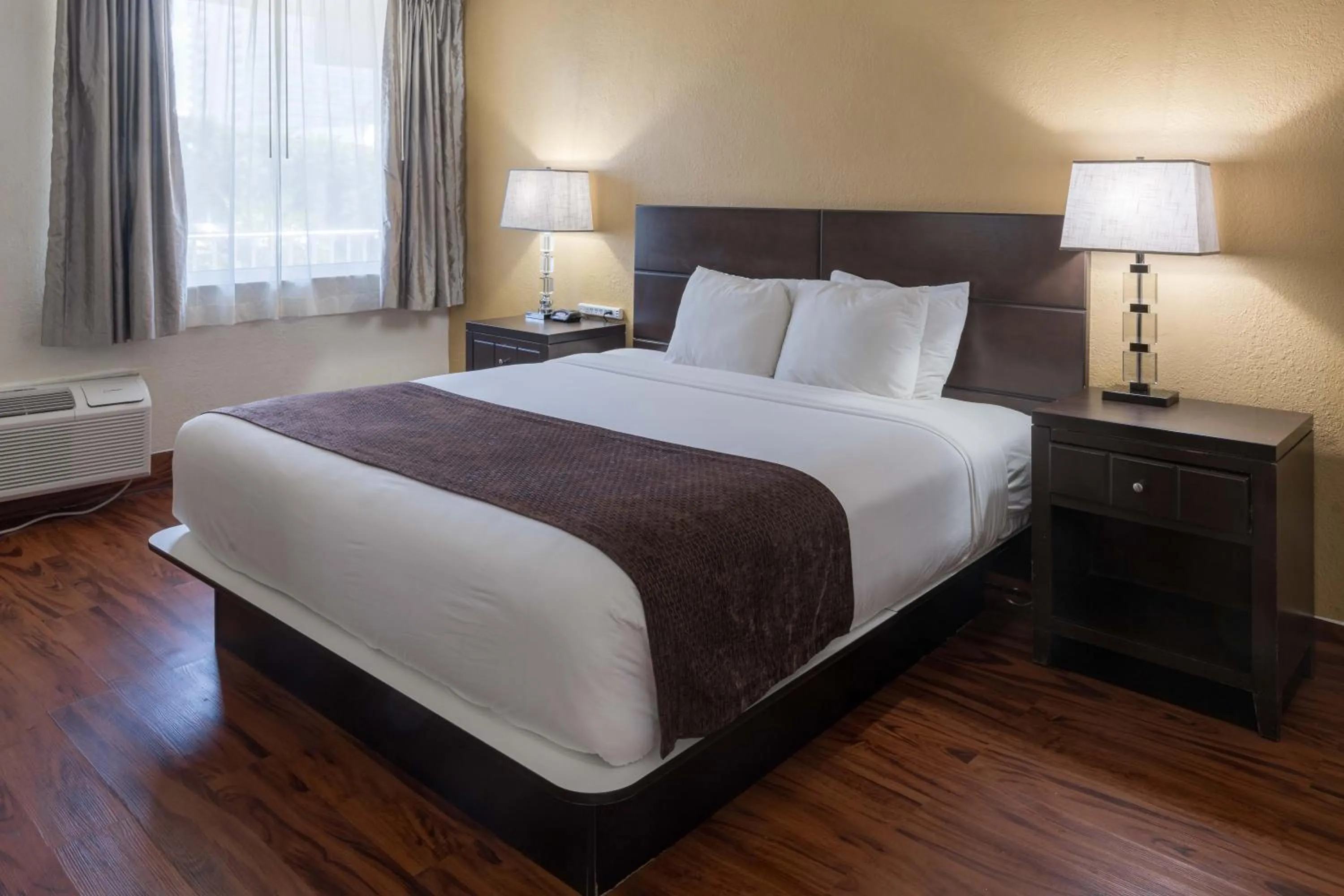 Bedroom, Bed in Ocean Reef Hotel