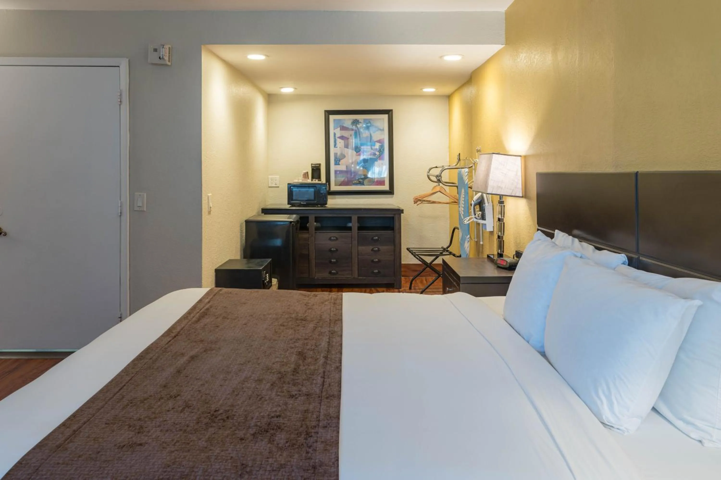 Photo of the whole room, Bed in Ocean Reef Hotel