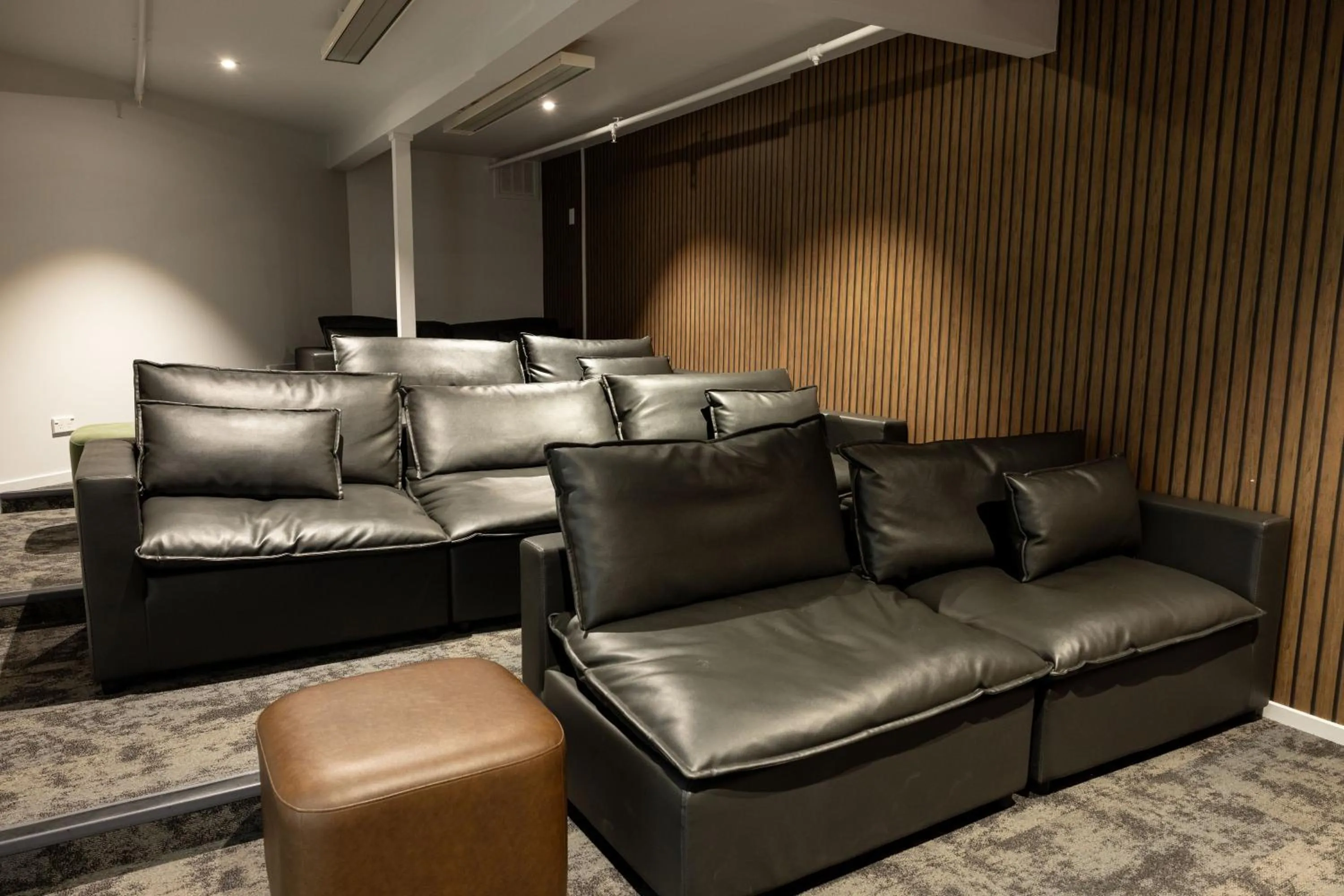 Communal lounge/ TV room in Haka House Queenstown Lakefront