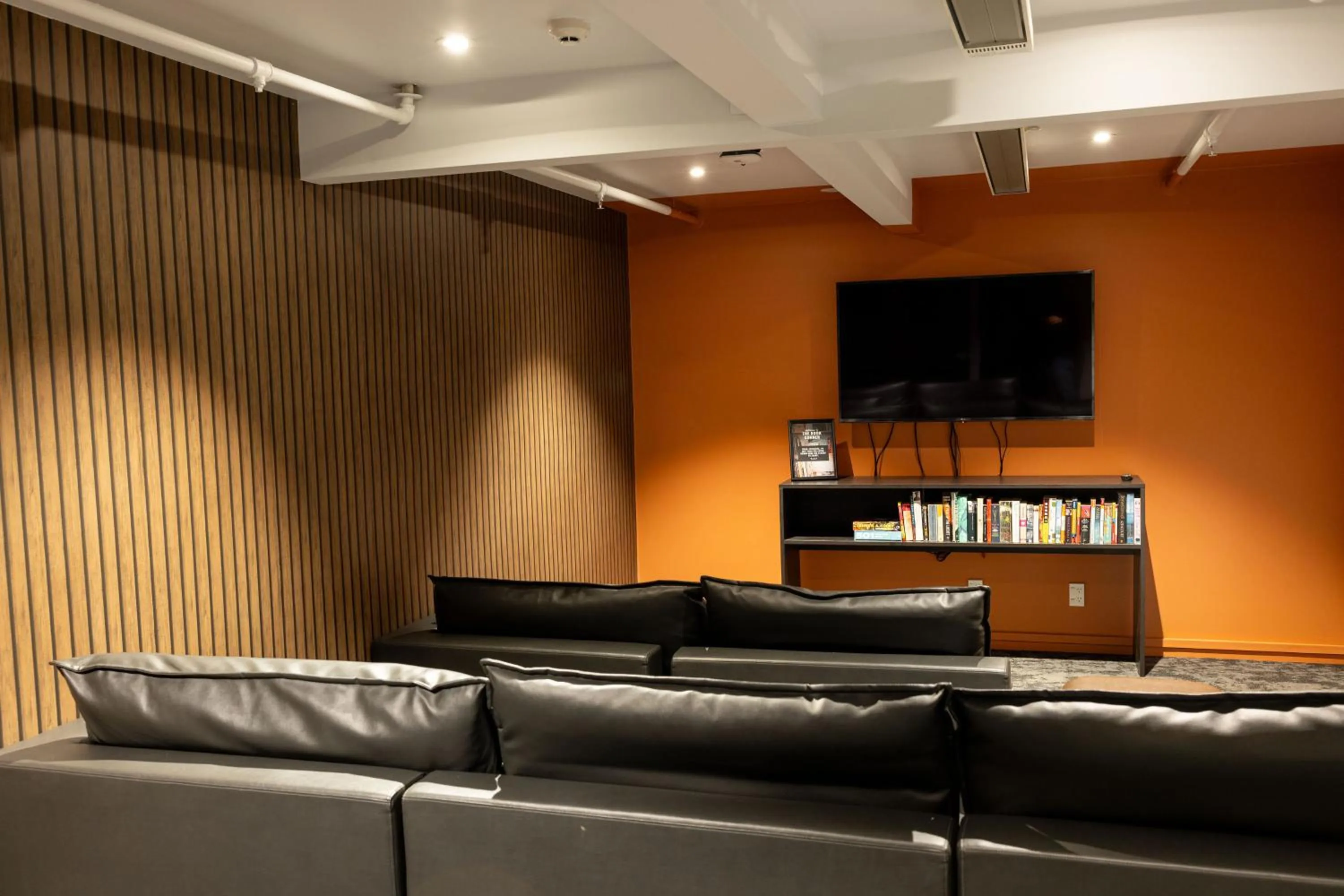 Communal lounge/ TV room in Haka House Queenstown Lakefront