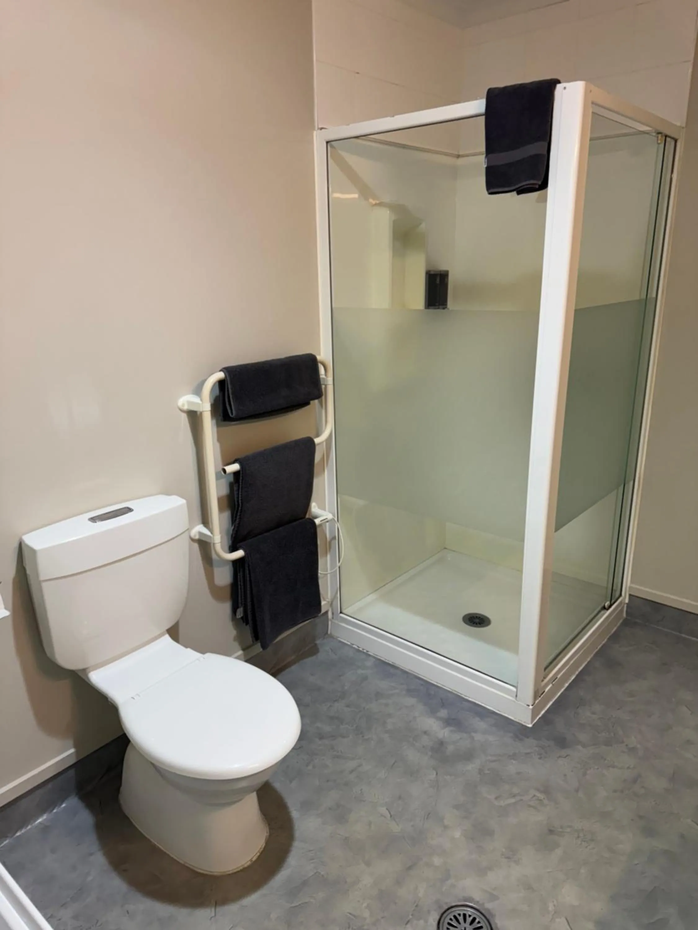 Shower in Bassingers Motor Lodge