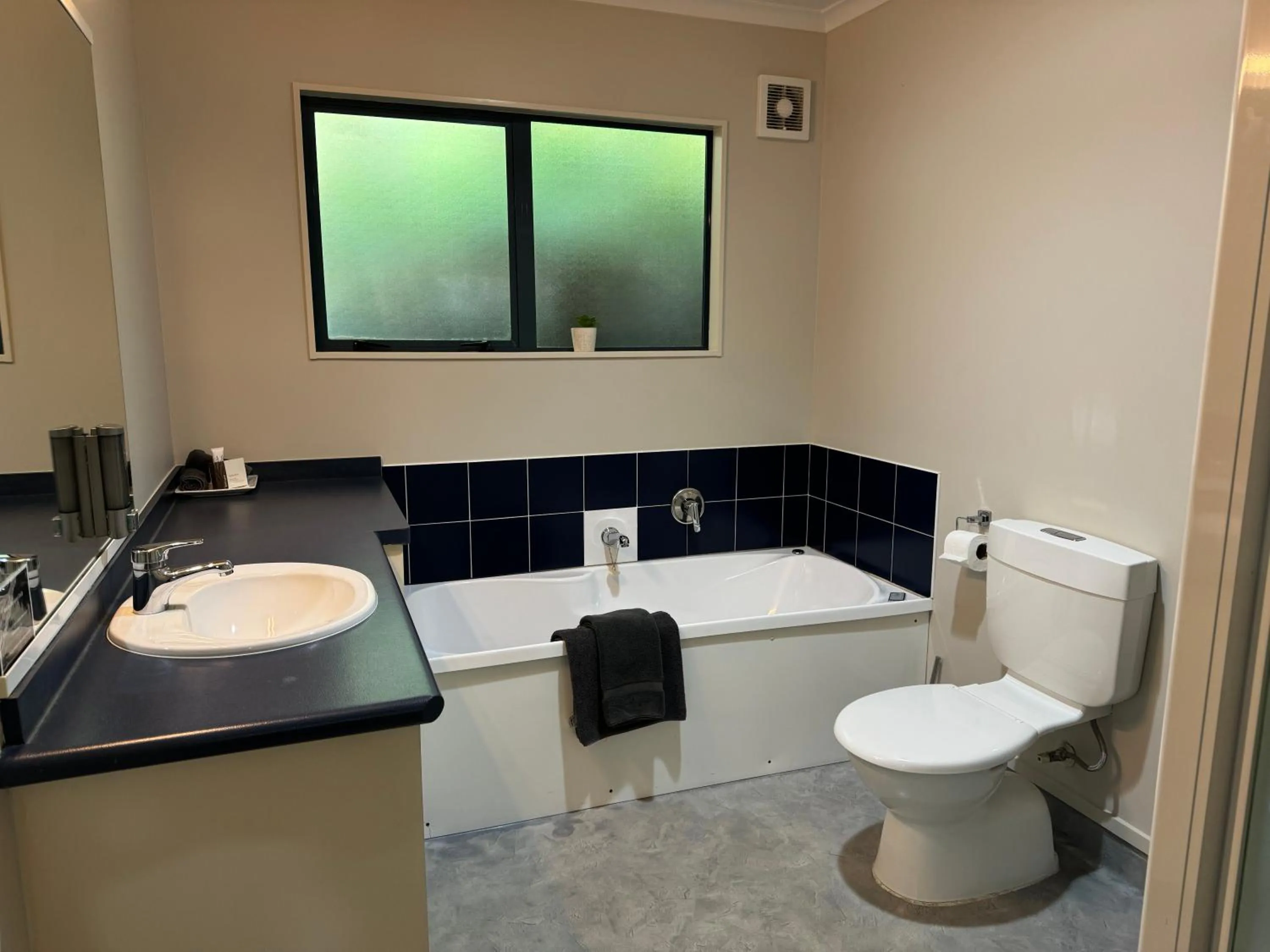 Bathroom in Bassingers Motor Lodge