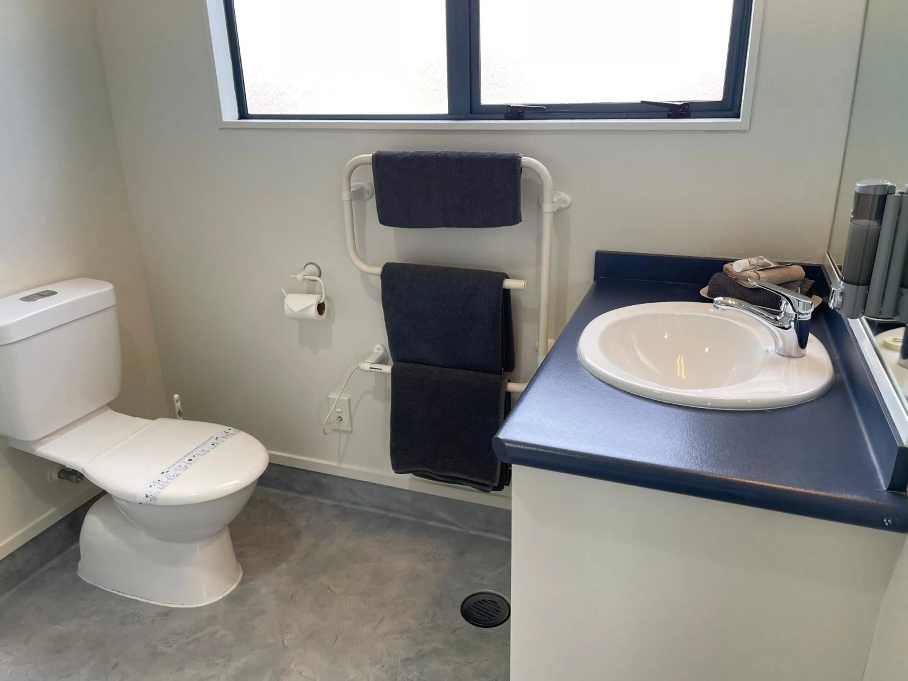 Bathroom in Bassingers Motor Lodge