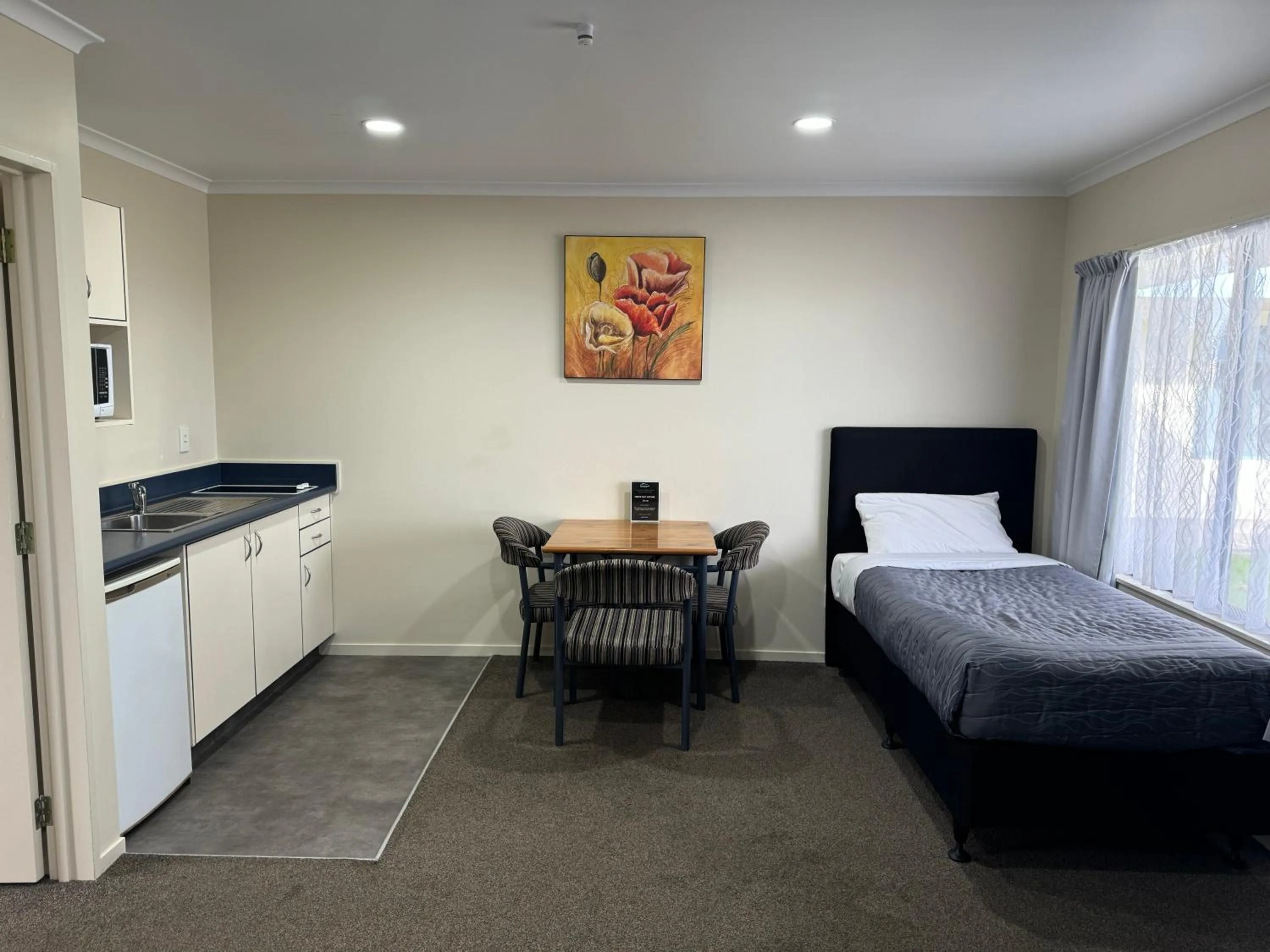 Bed in Bassingers Motor Lodge