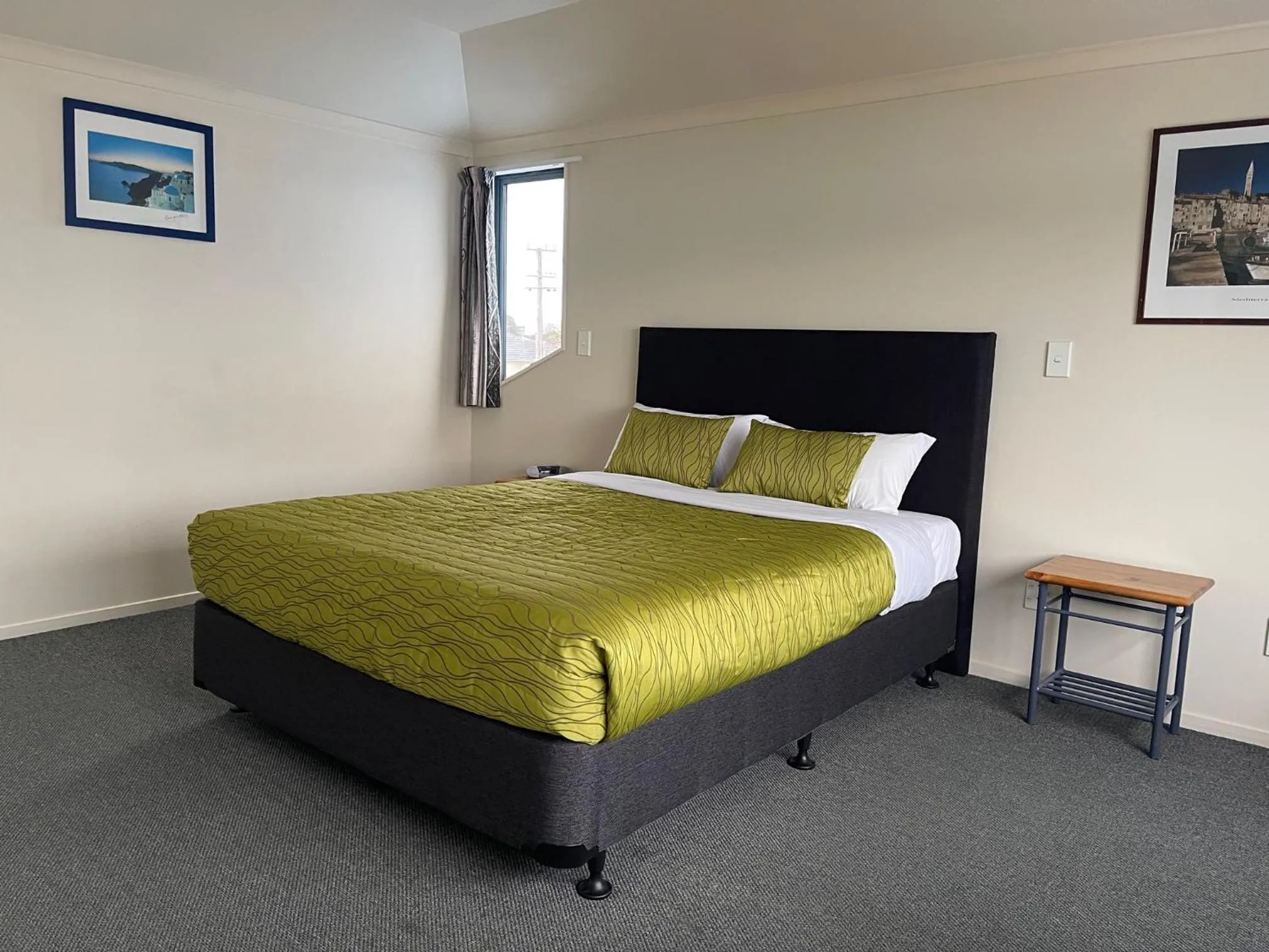 Bed in Bassingers Motor Lodge