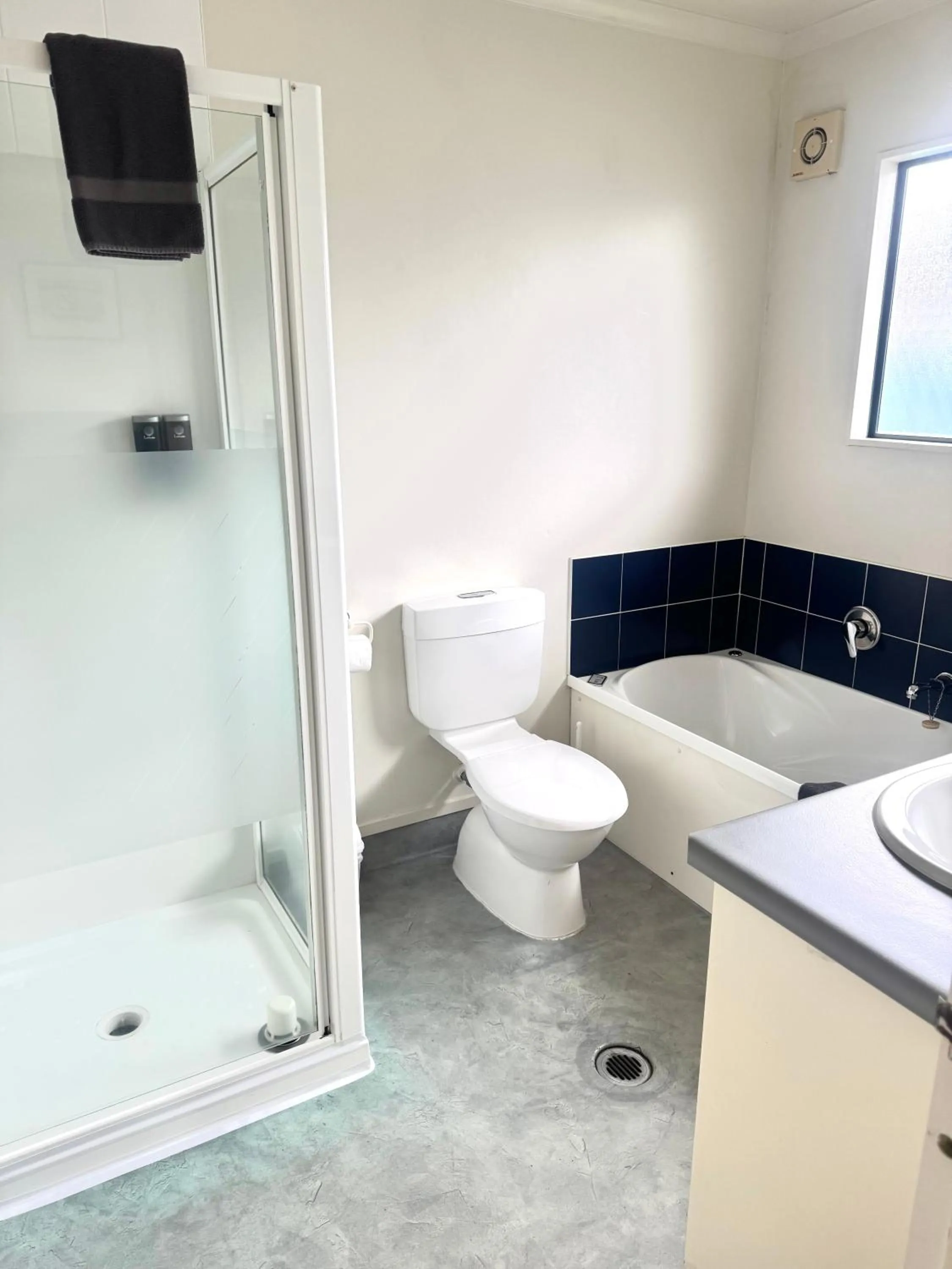 Shower in Bassingers Motor Lodge