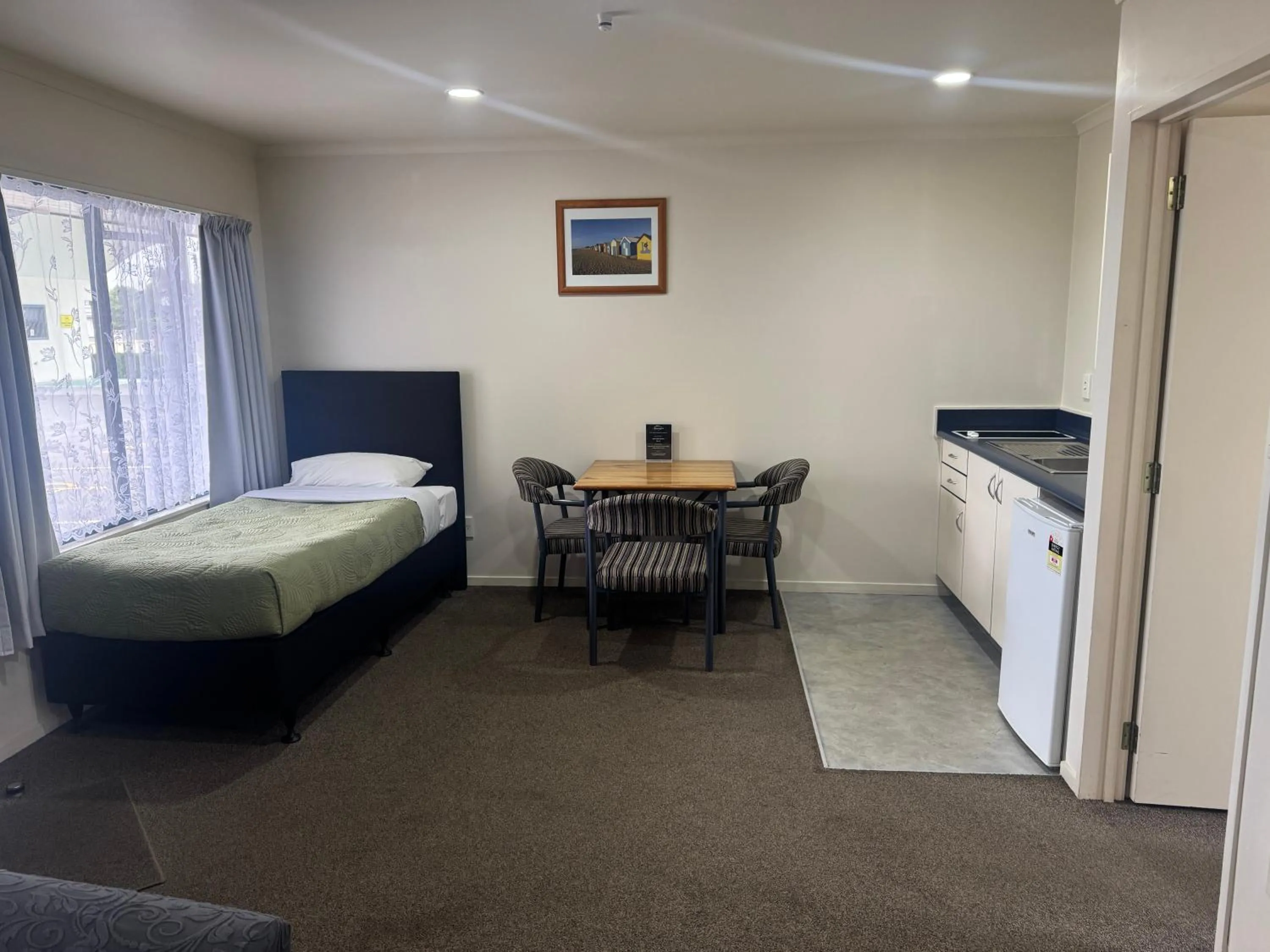 Lounge or bar, Bed in Bassingers Motor Lodge