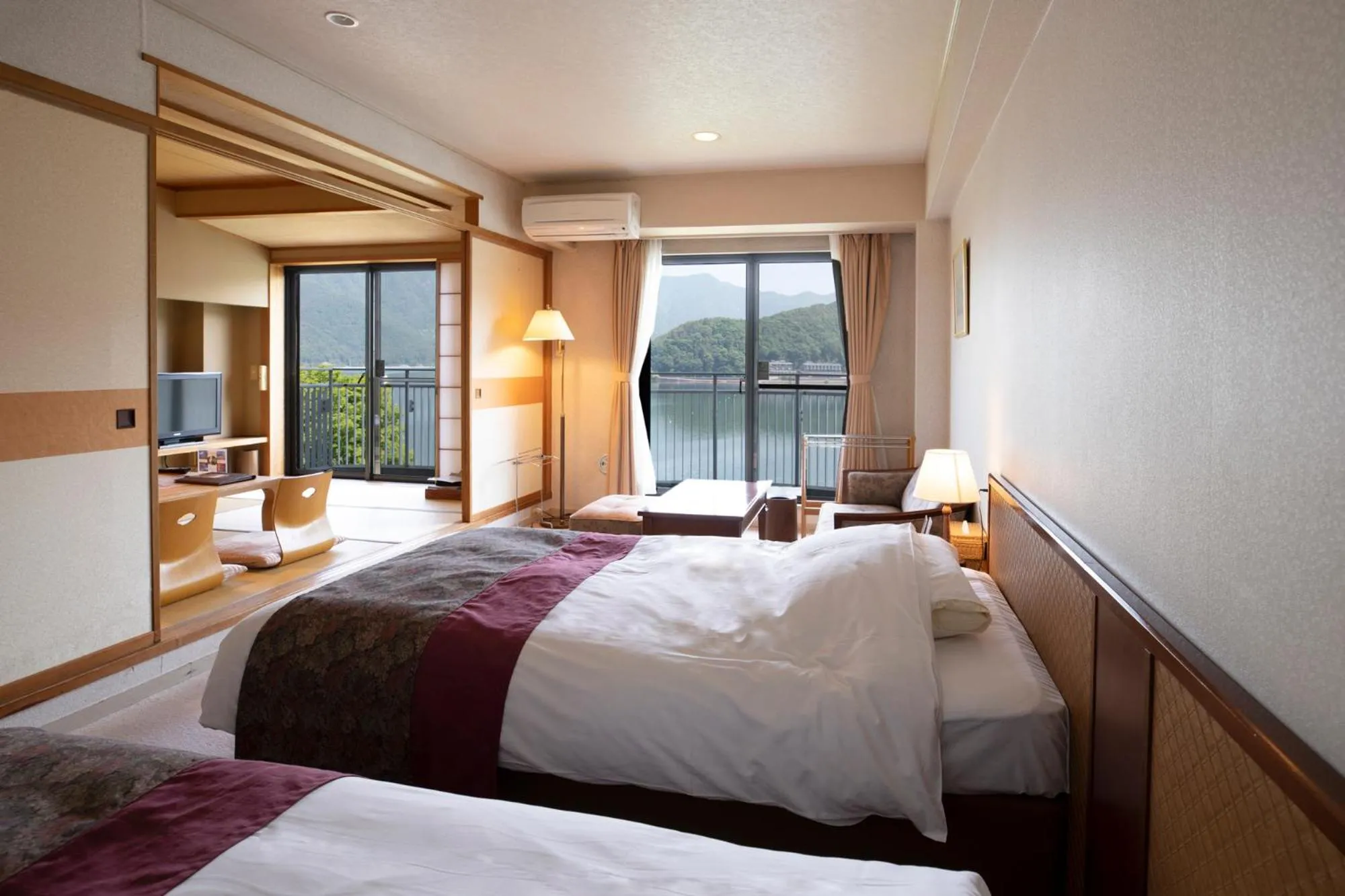 Bed in Fuji Lake Hotel