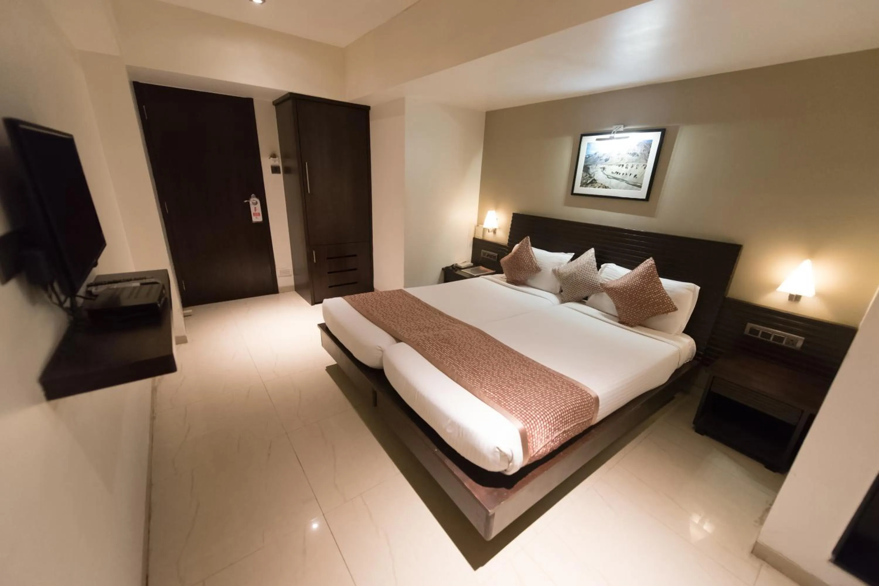 Bed in Hotel Le Grande - Mumbai International Airport