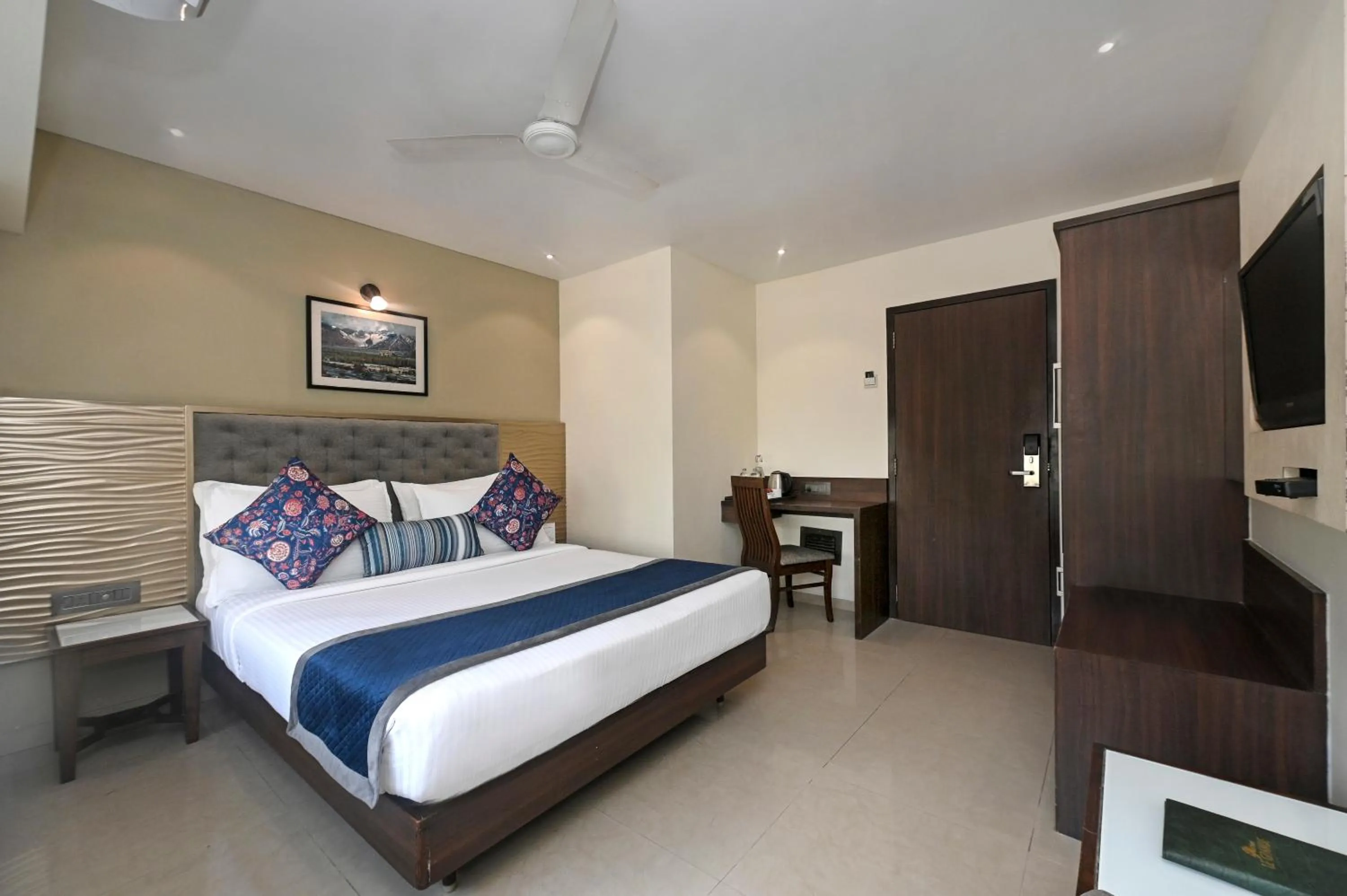 Bedroom, Bed in Hotel Le Grande - Mumbai International Airport